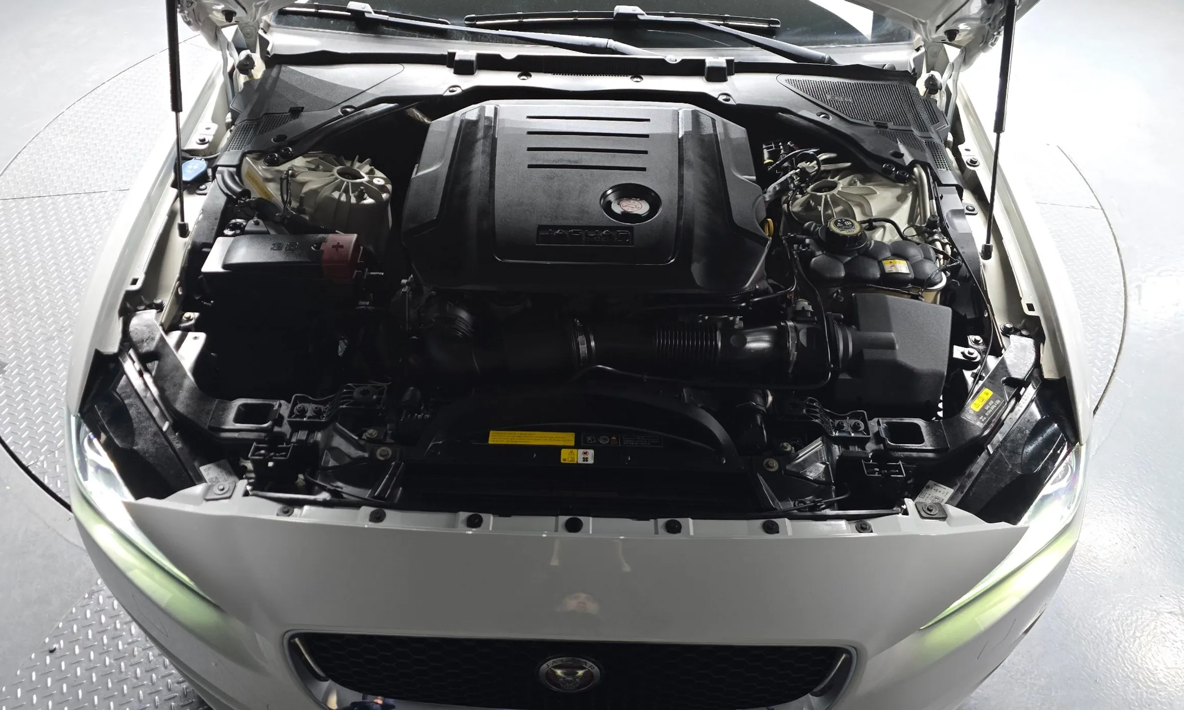 Jaguar XE превью 6