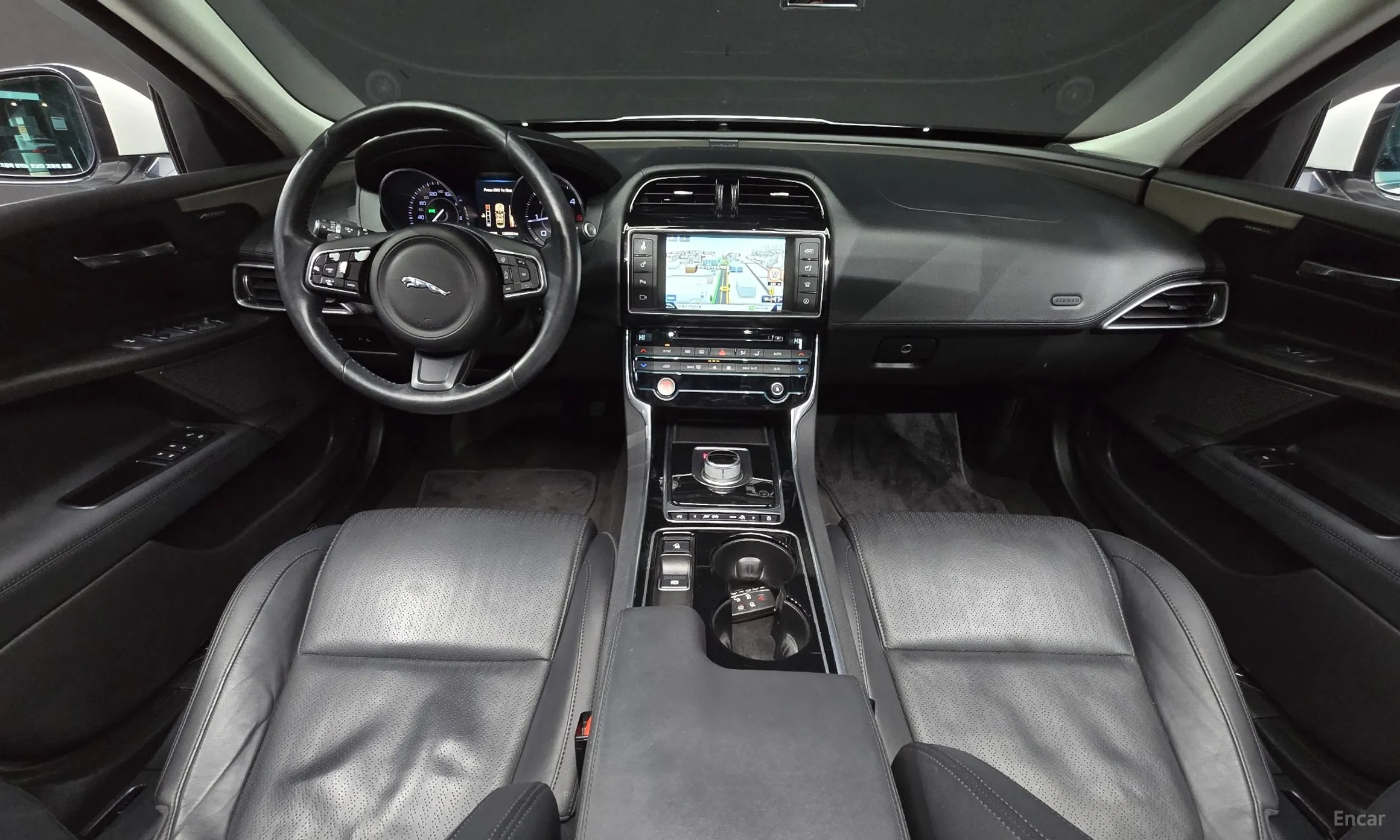 Jaguar XE превью 7