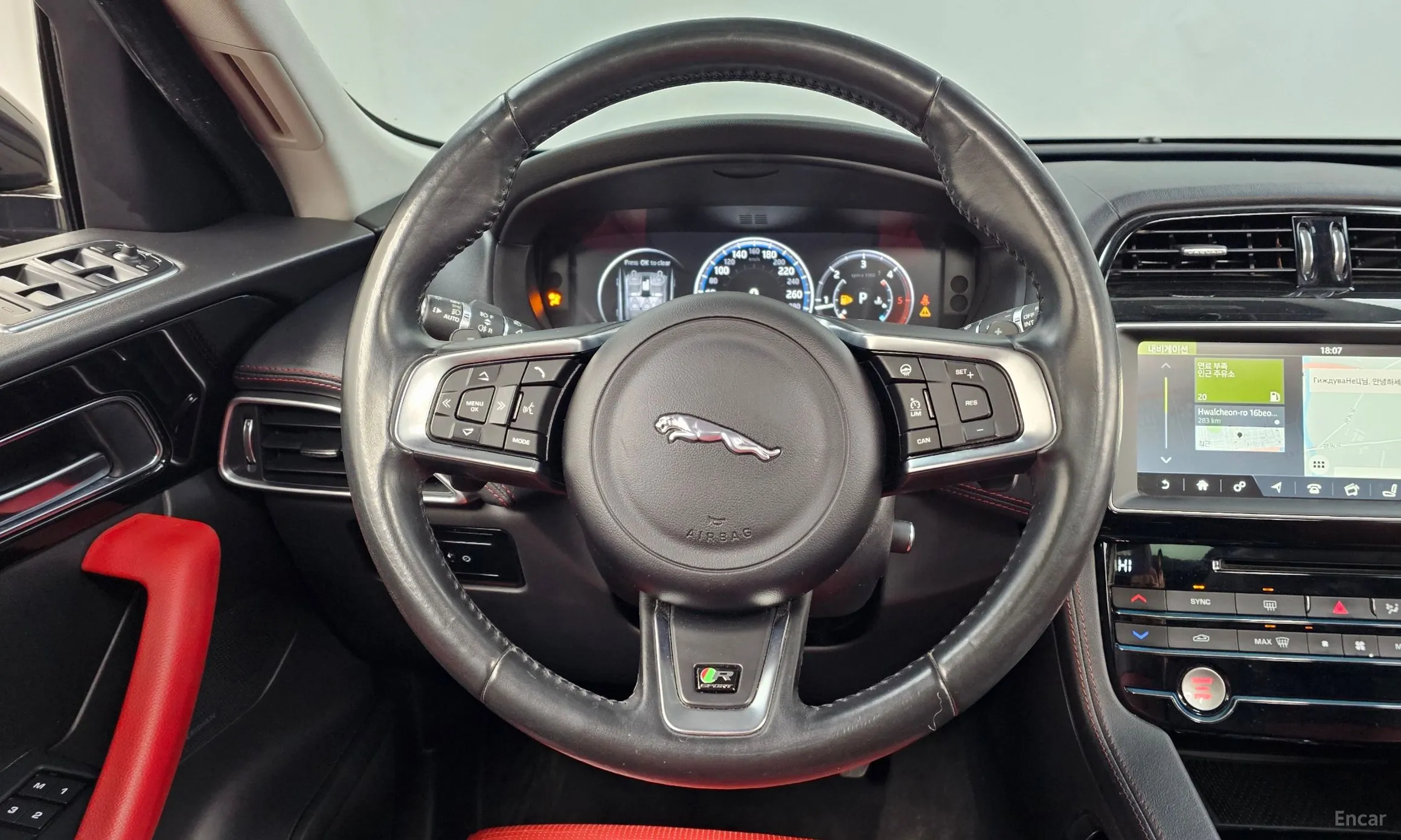 Jaguar F-PACE превью 13