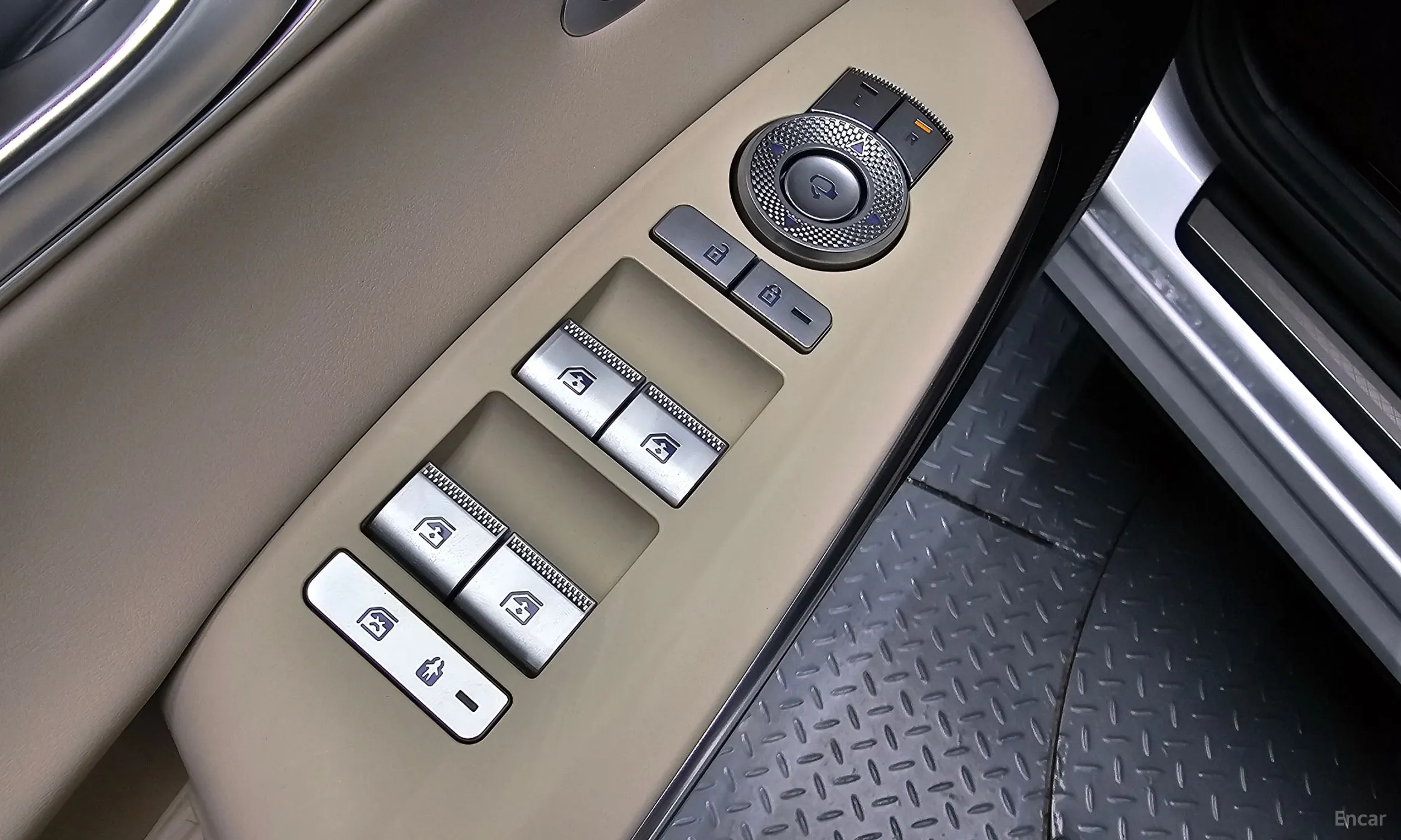 Genesis GV70 превью 16