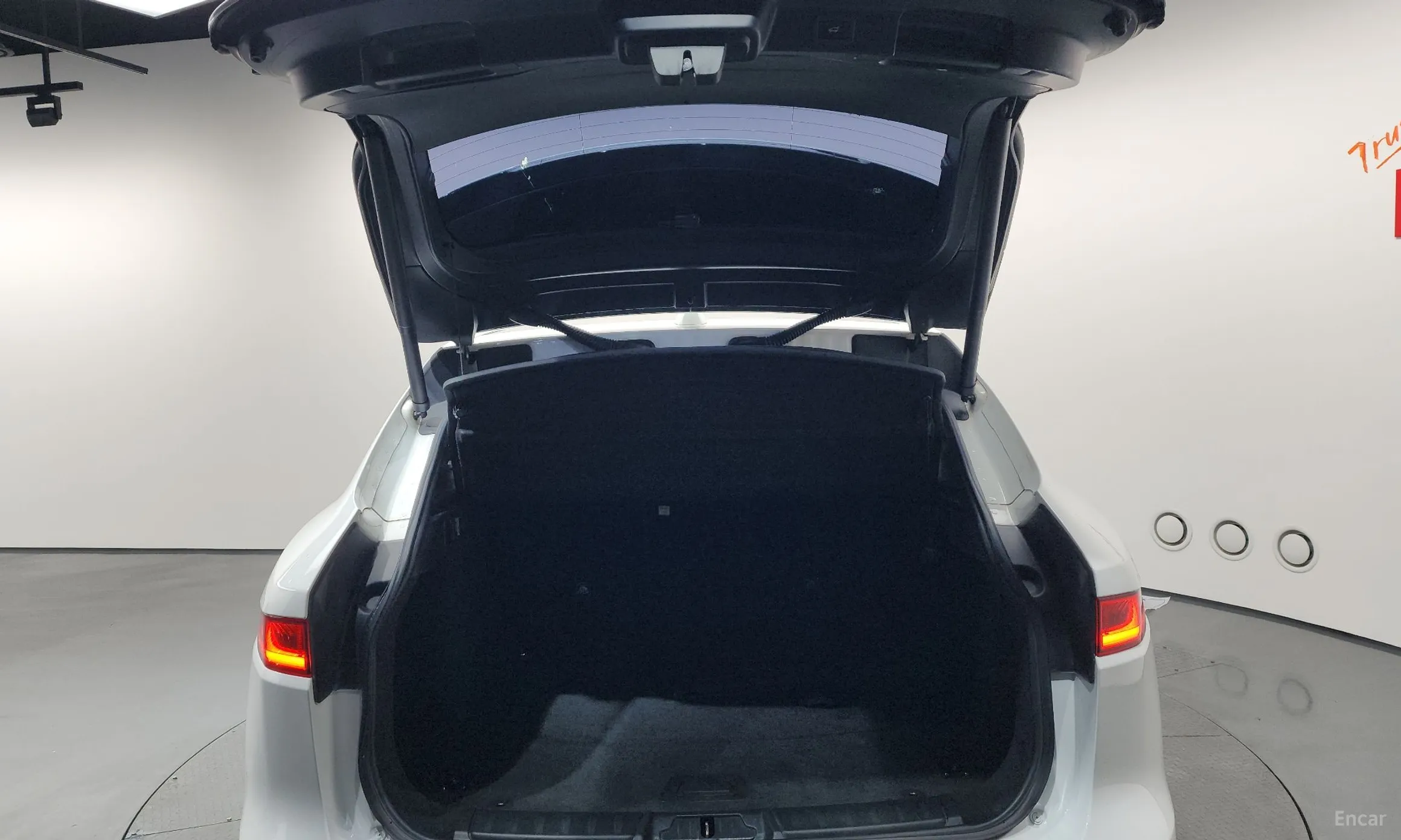 Jaguar F-PACE превью 20