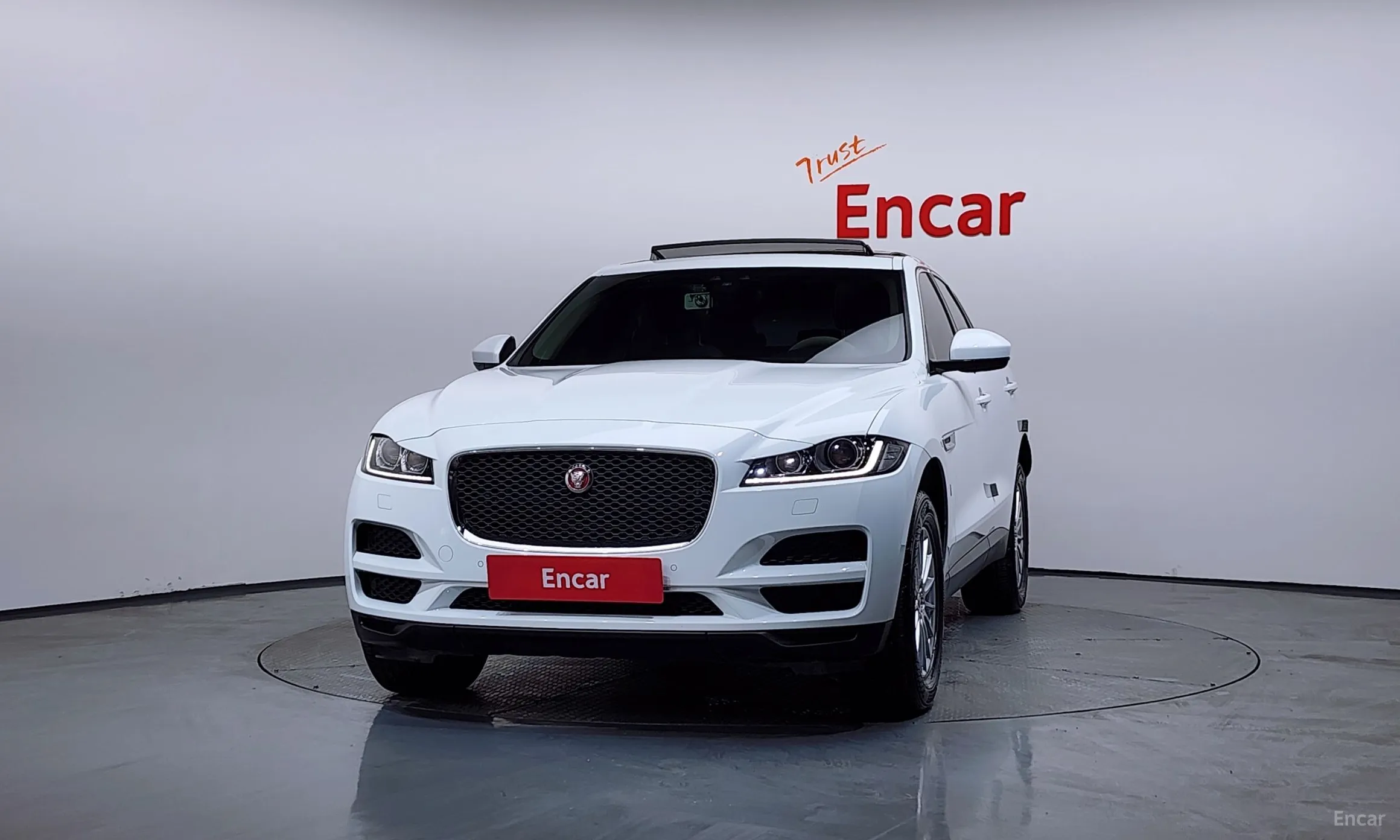 Jaguar F-PACE превью 3