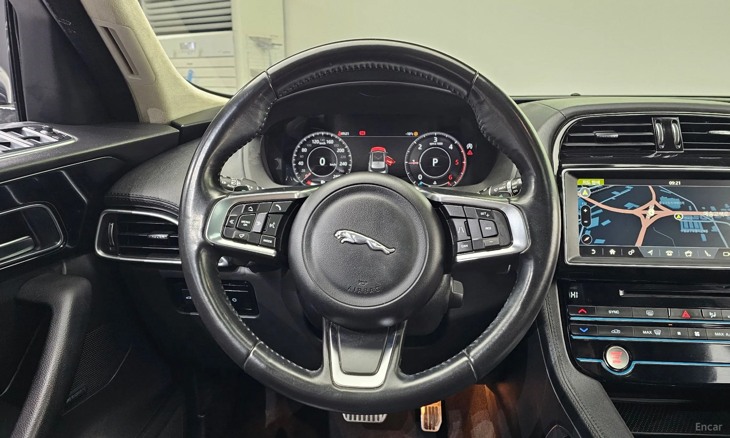 Jaguar F-PACE превью 13