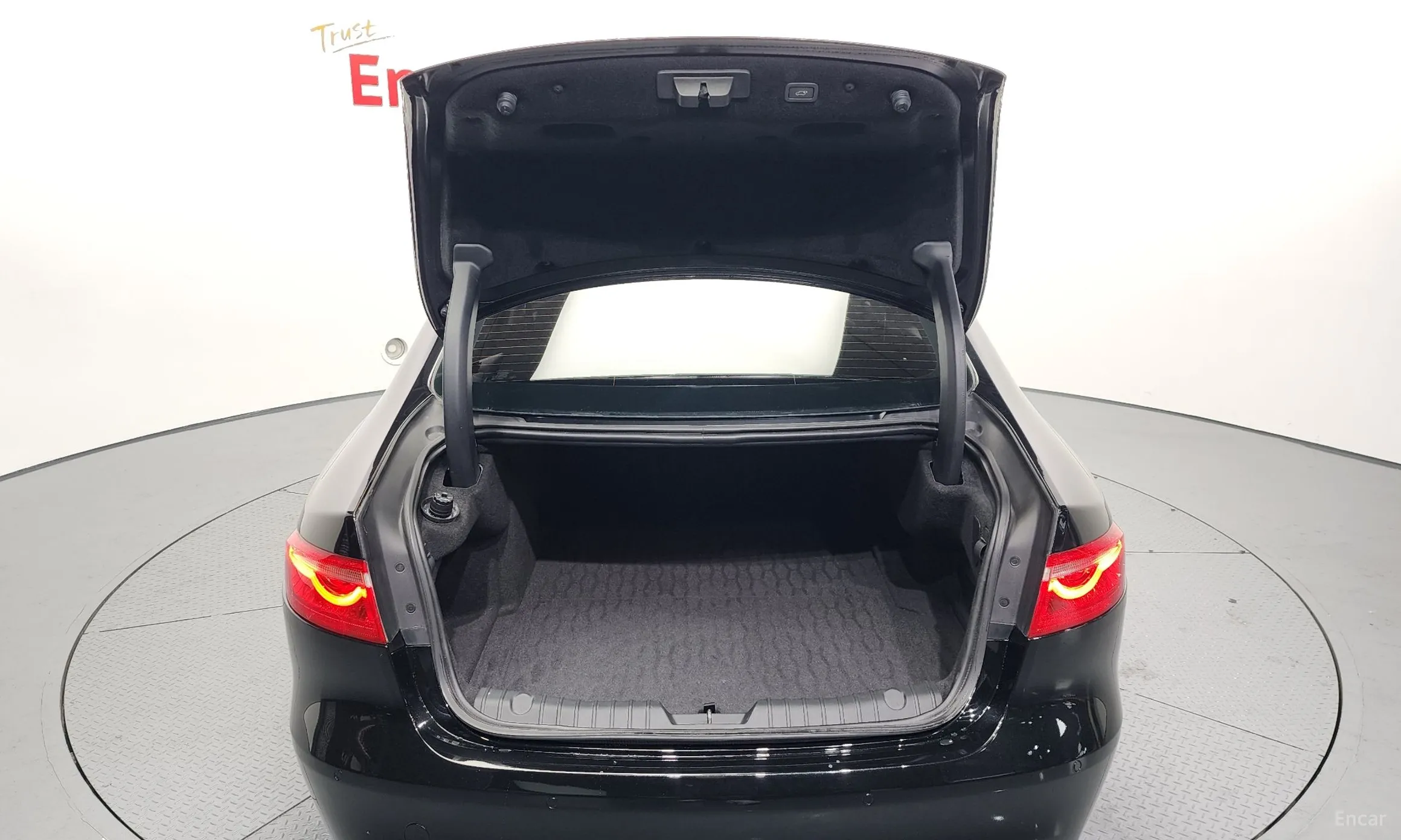 Jaguar XF (x260) превью 20