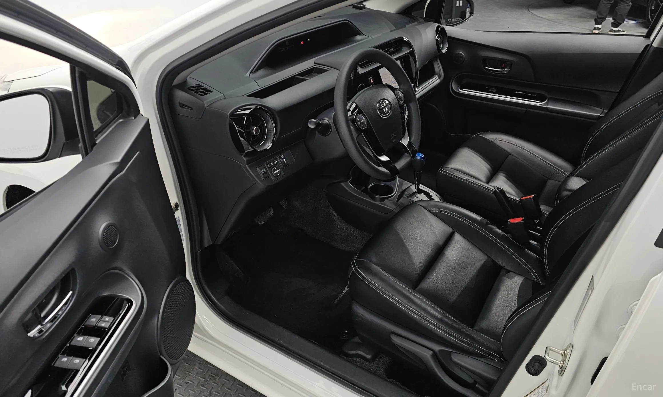 Toyota Prius C превью 11