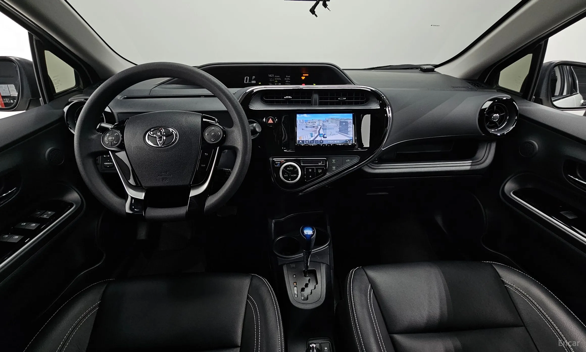 Toyota Prius C превью 7