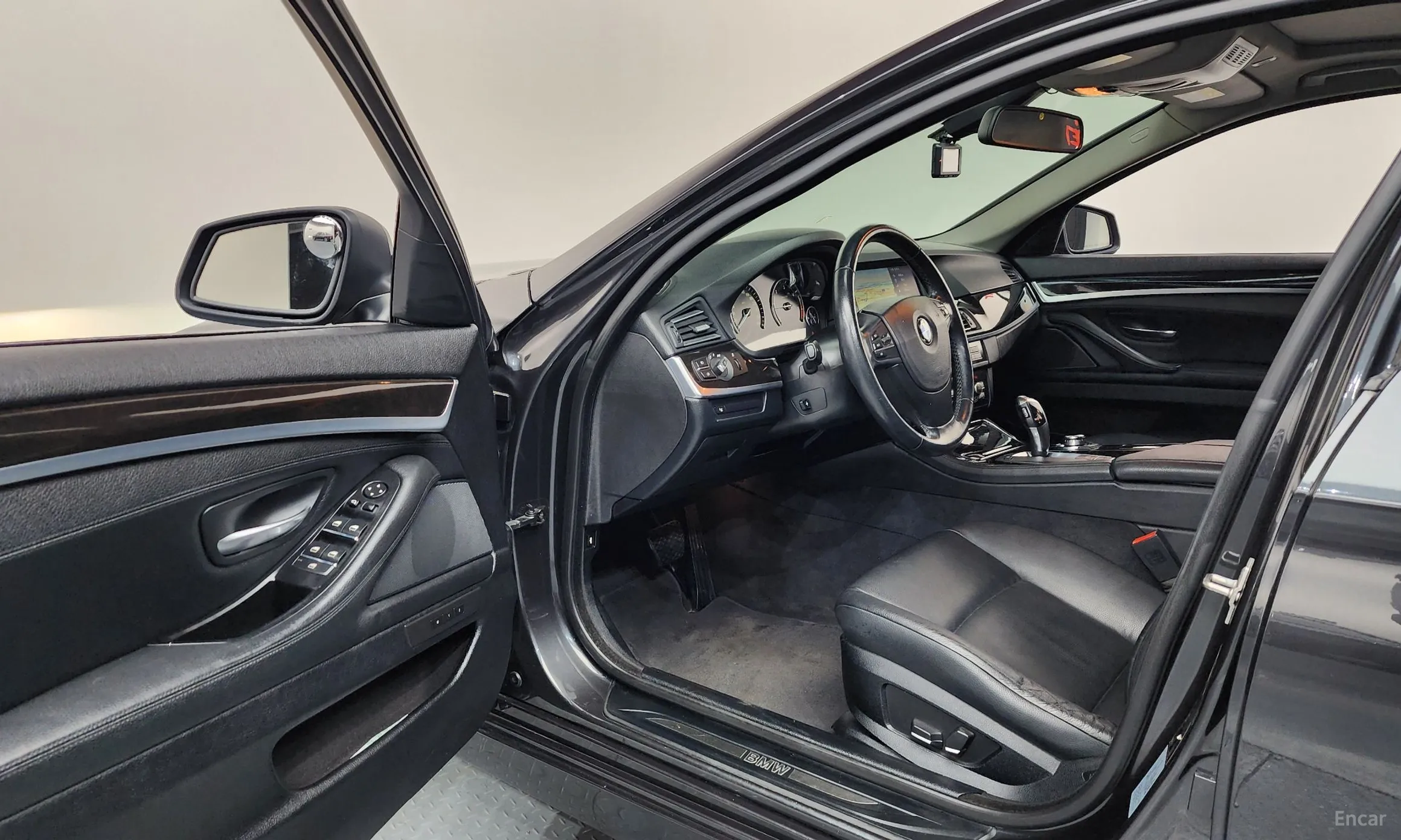 BMW 5 Series (F10) превью 10