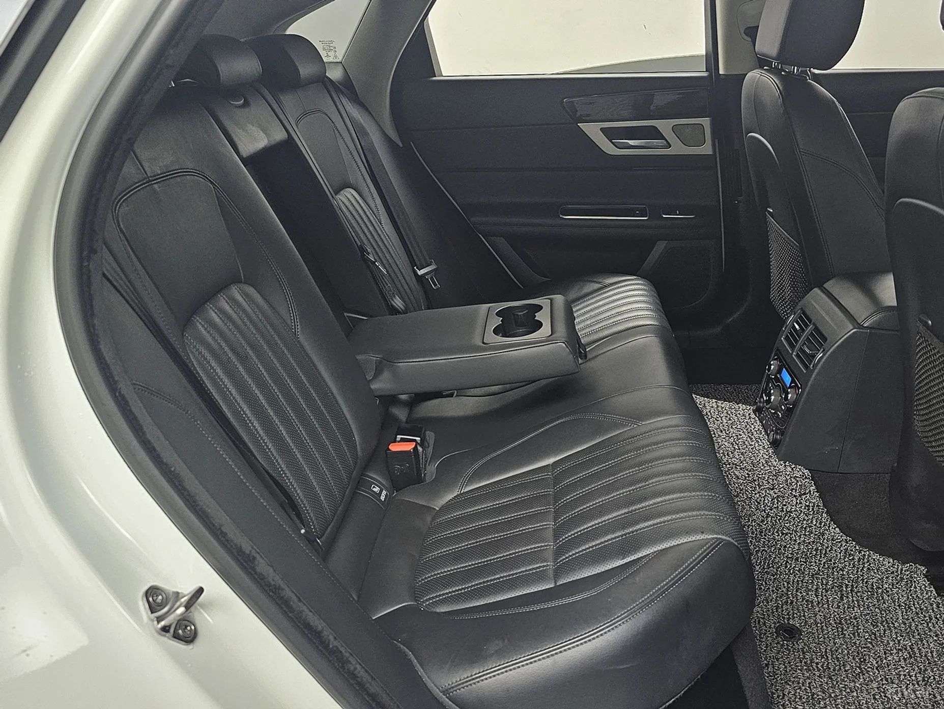 Jaguar XF (x260) превью 12