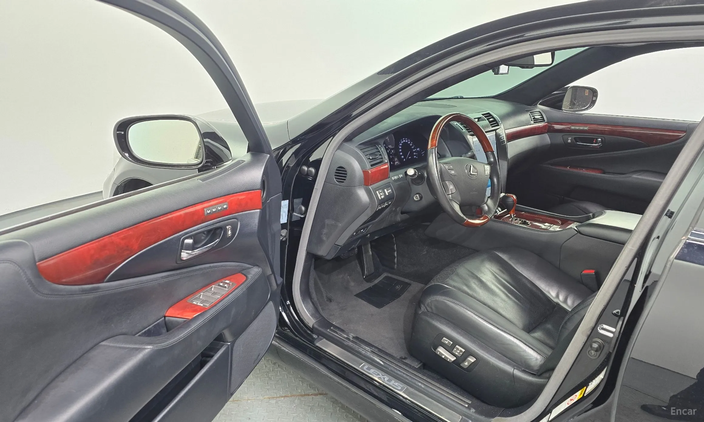 Lexus LS460 превью 10