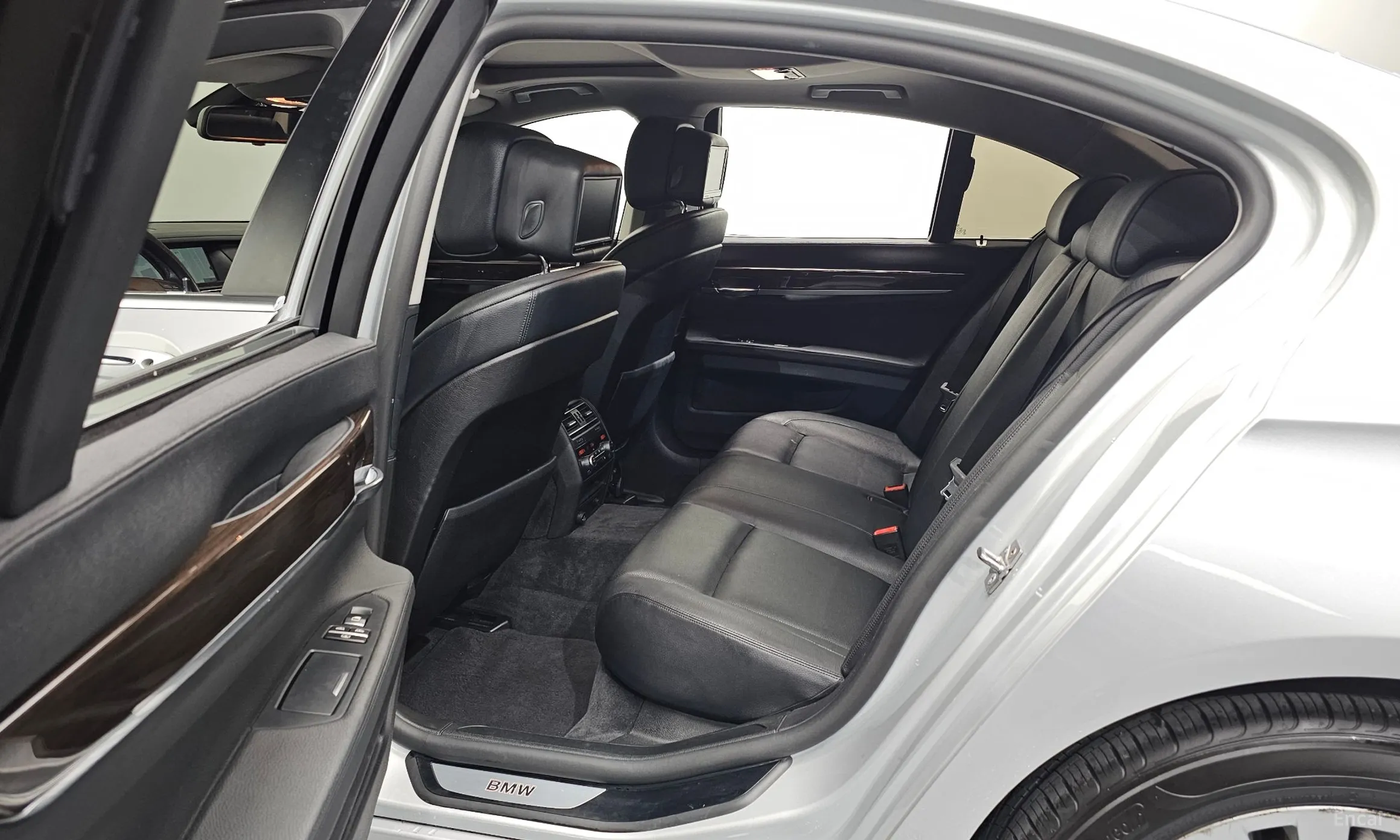 BMW 7 Series (F01) превью 11