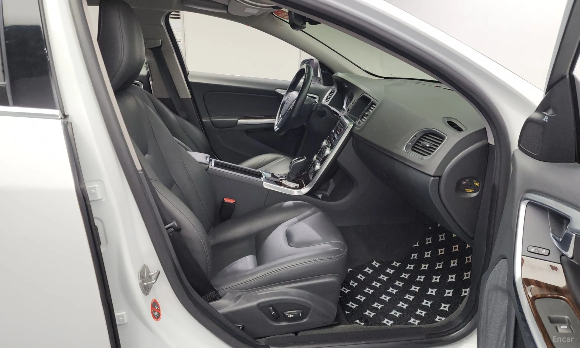 Volvo S60 превью 12