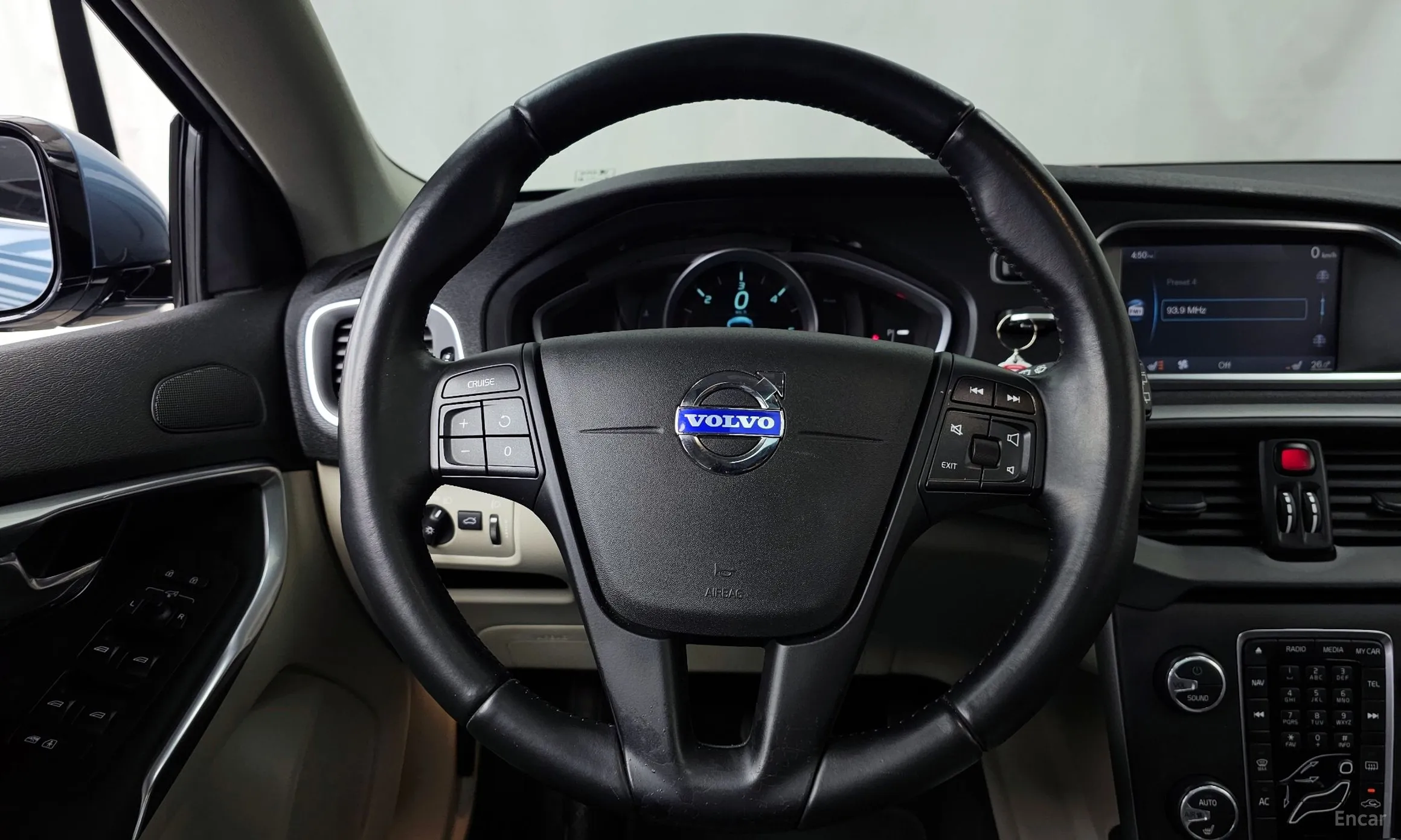 Volvo V40 превью 13