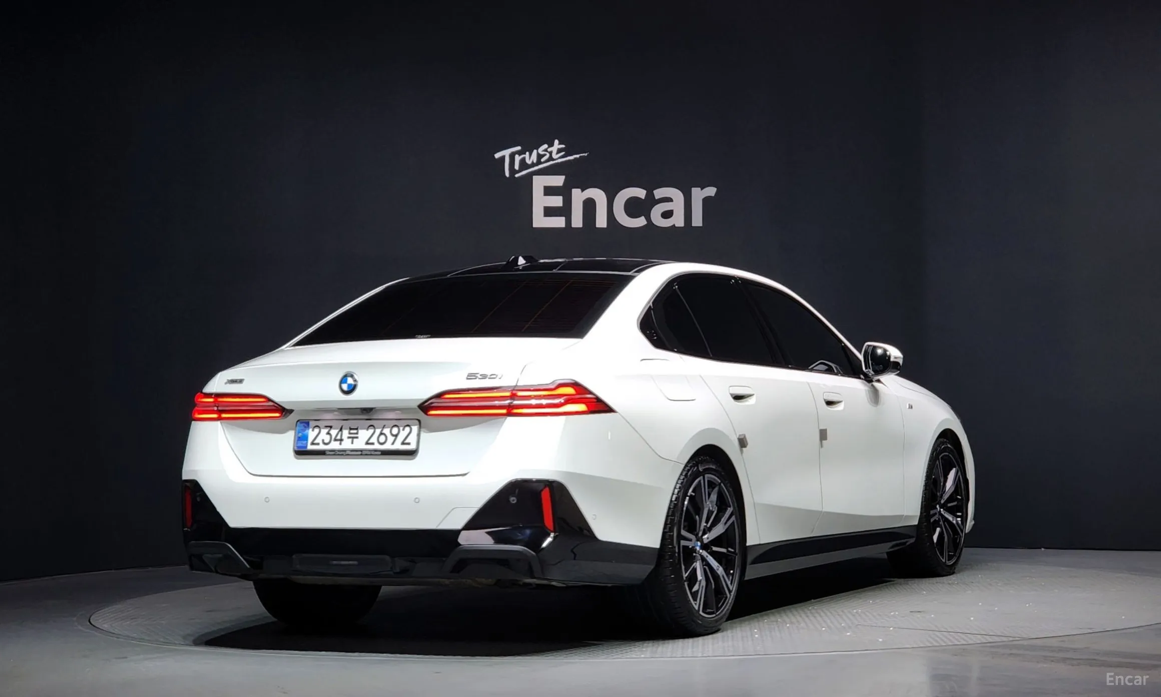 BMW 5 Series (G60) превью 2