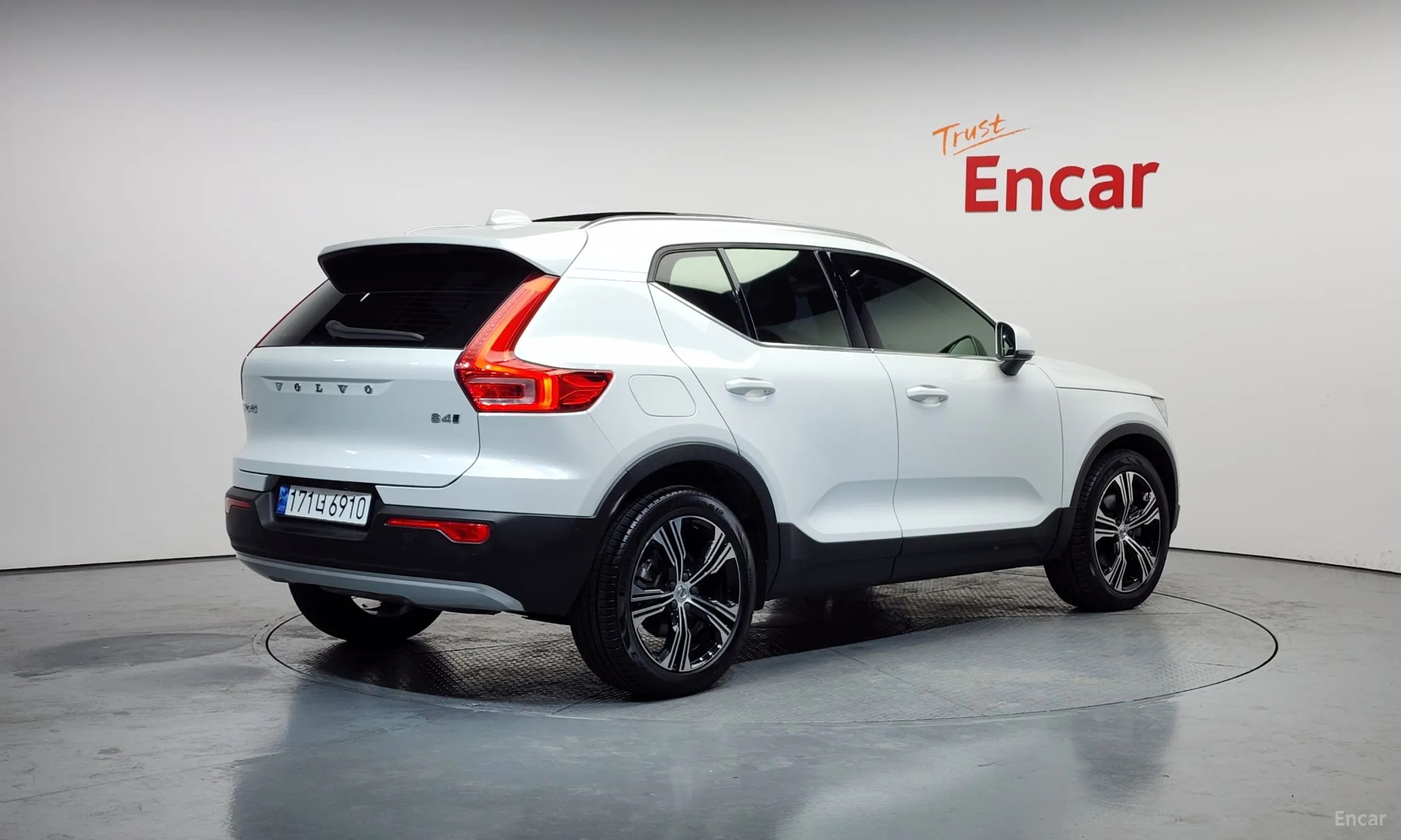 Volvo XC40 превью 3