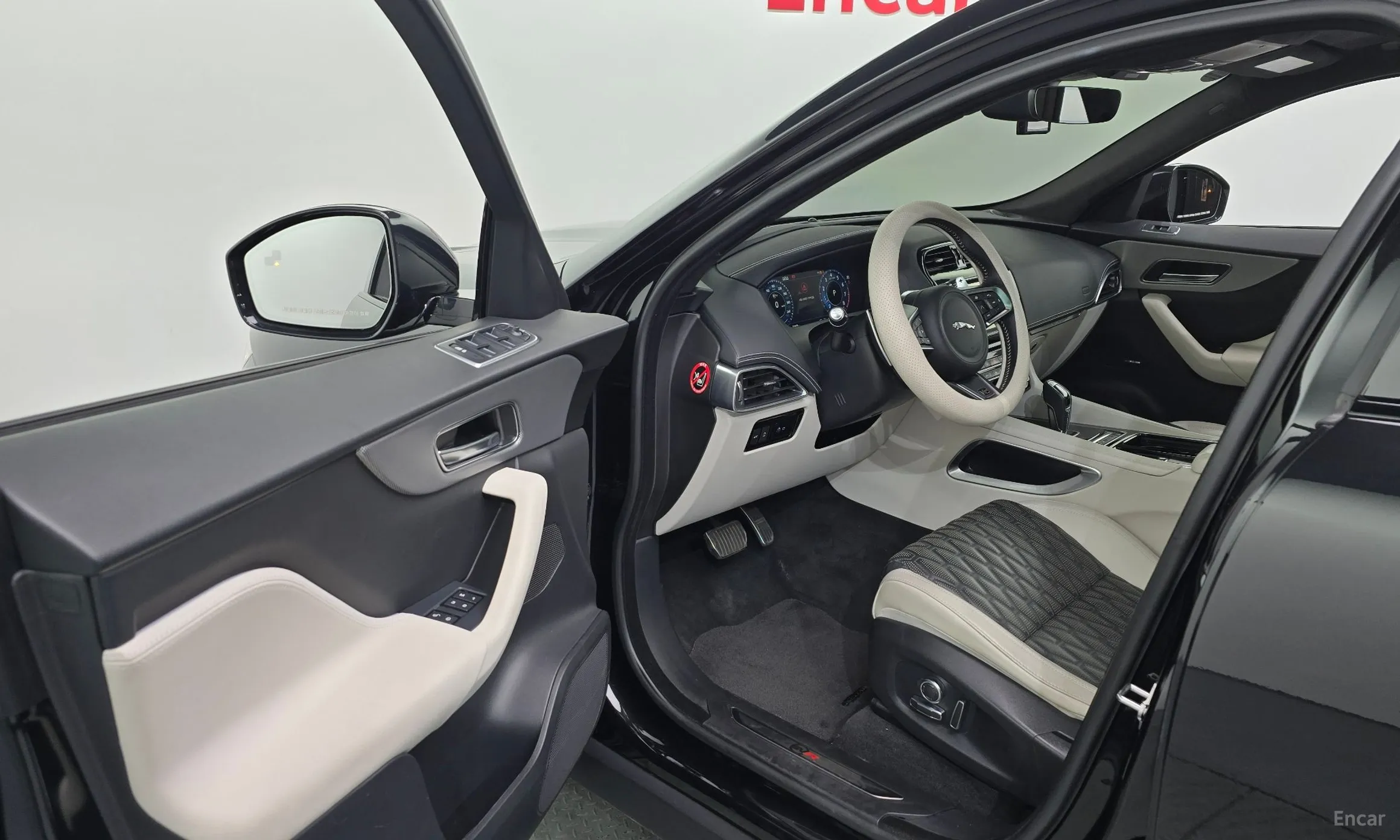 Jaguar F-PACE превью 10