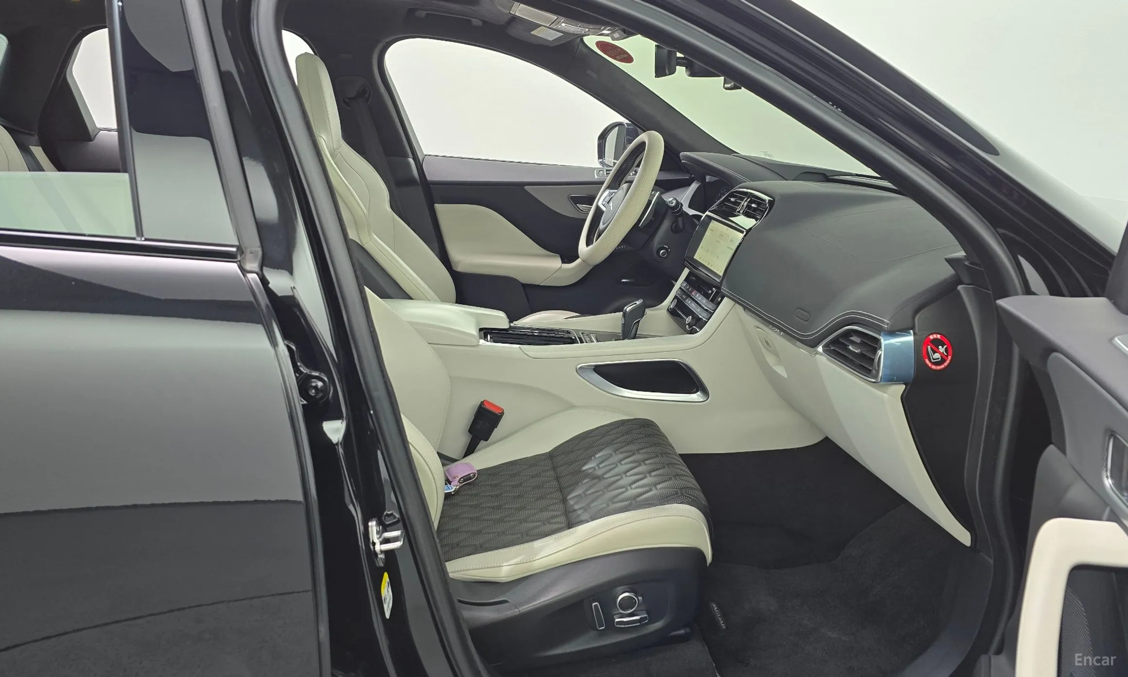 Jaguar F-PACE превью 11