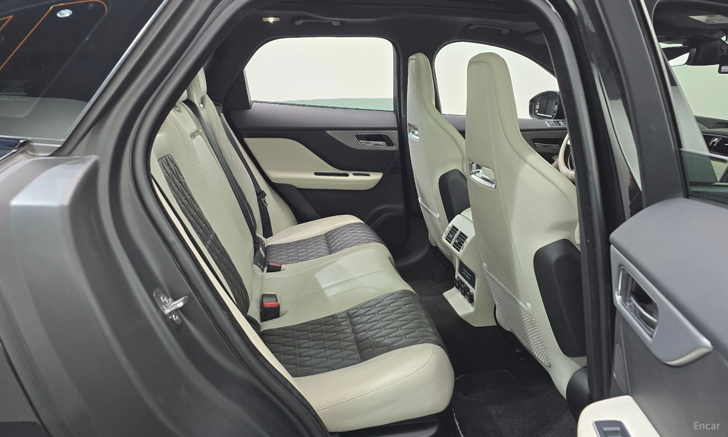 Jaguar F-PACE превью 12