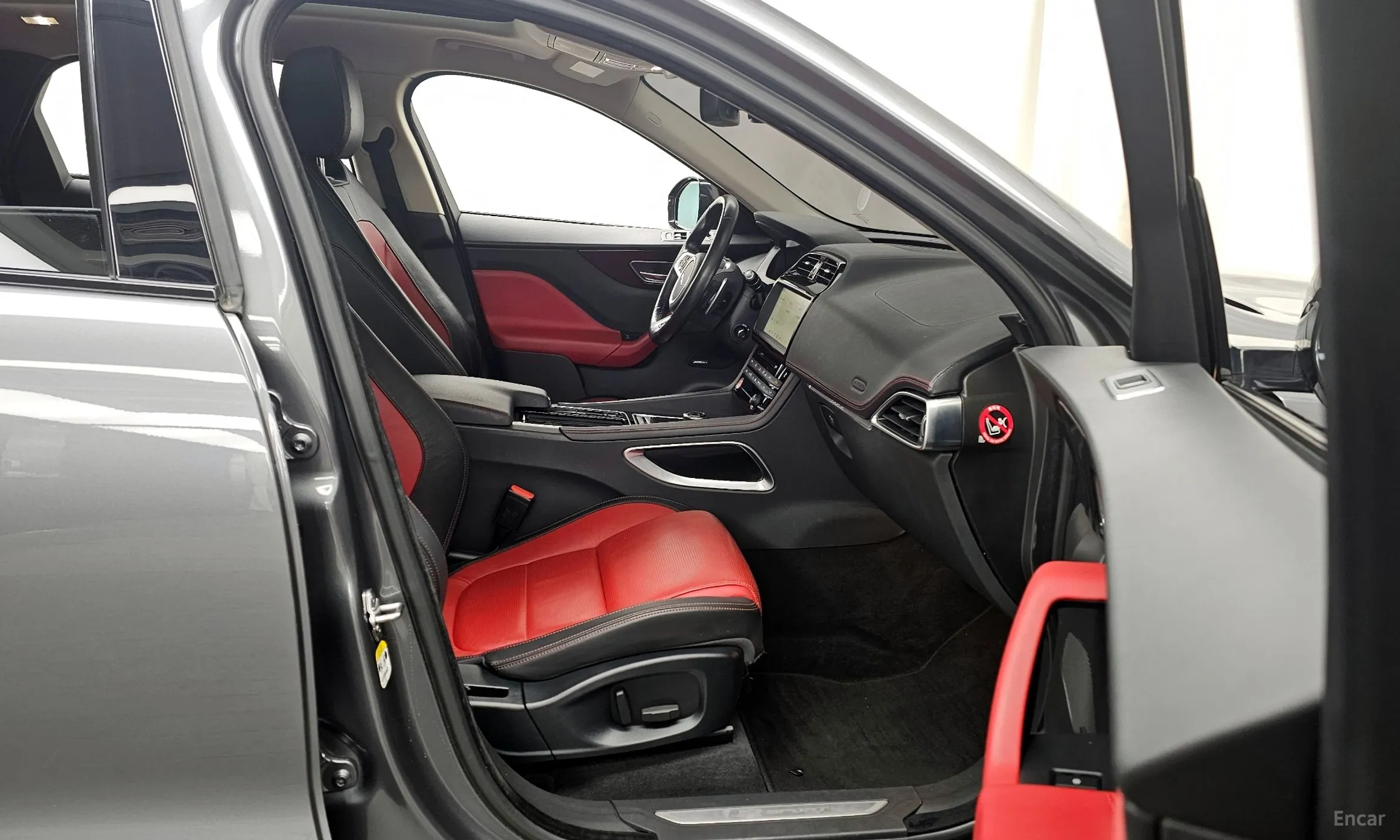 Jaguar F-PACE превью 11