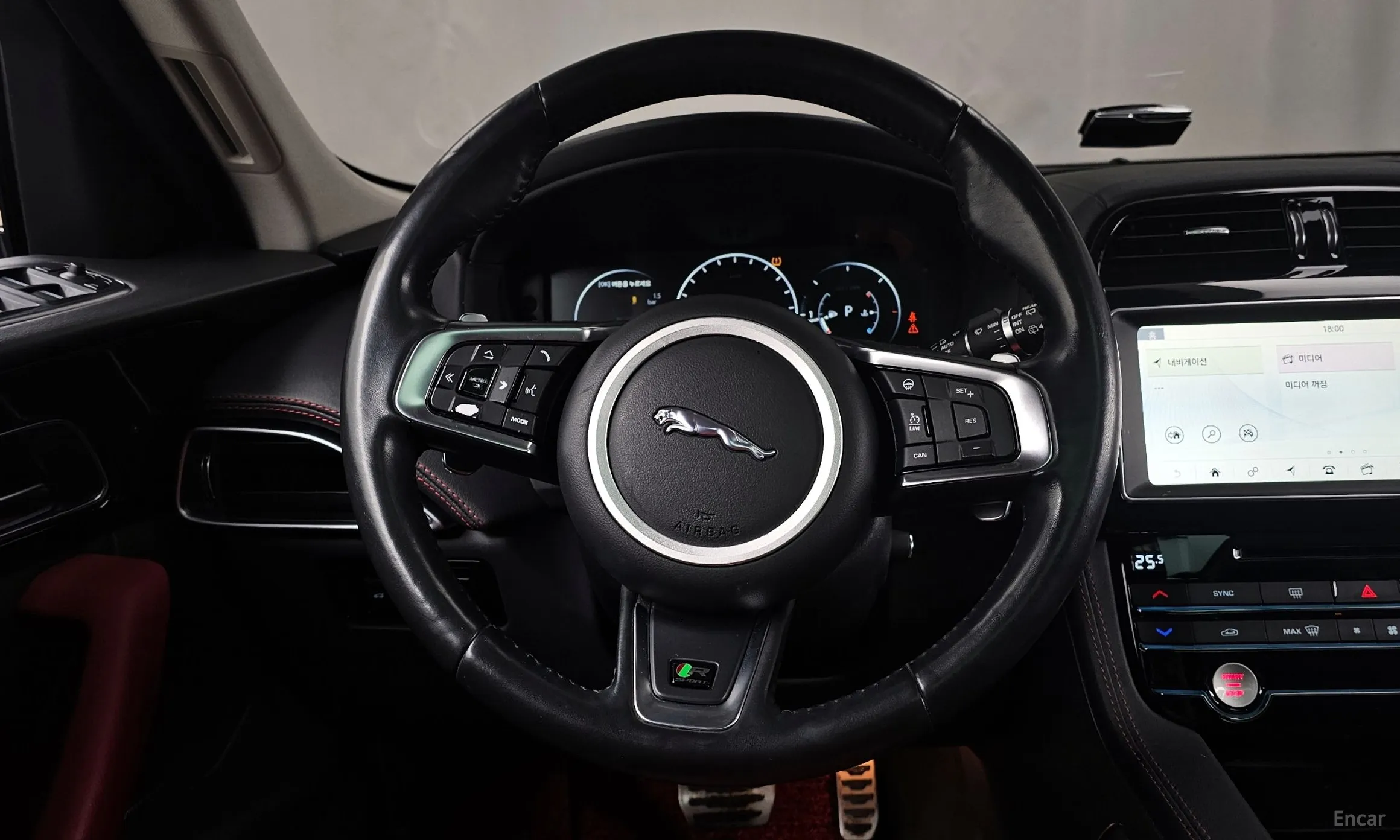 Jaguar F-PACE превью 13