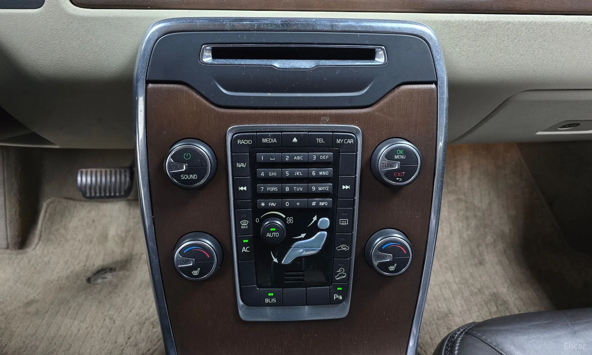 Volvo XC70 превью 16