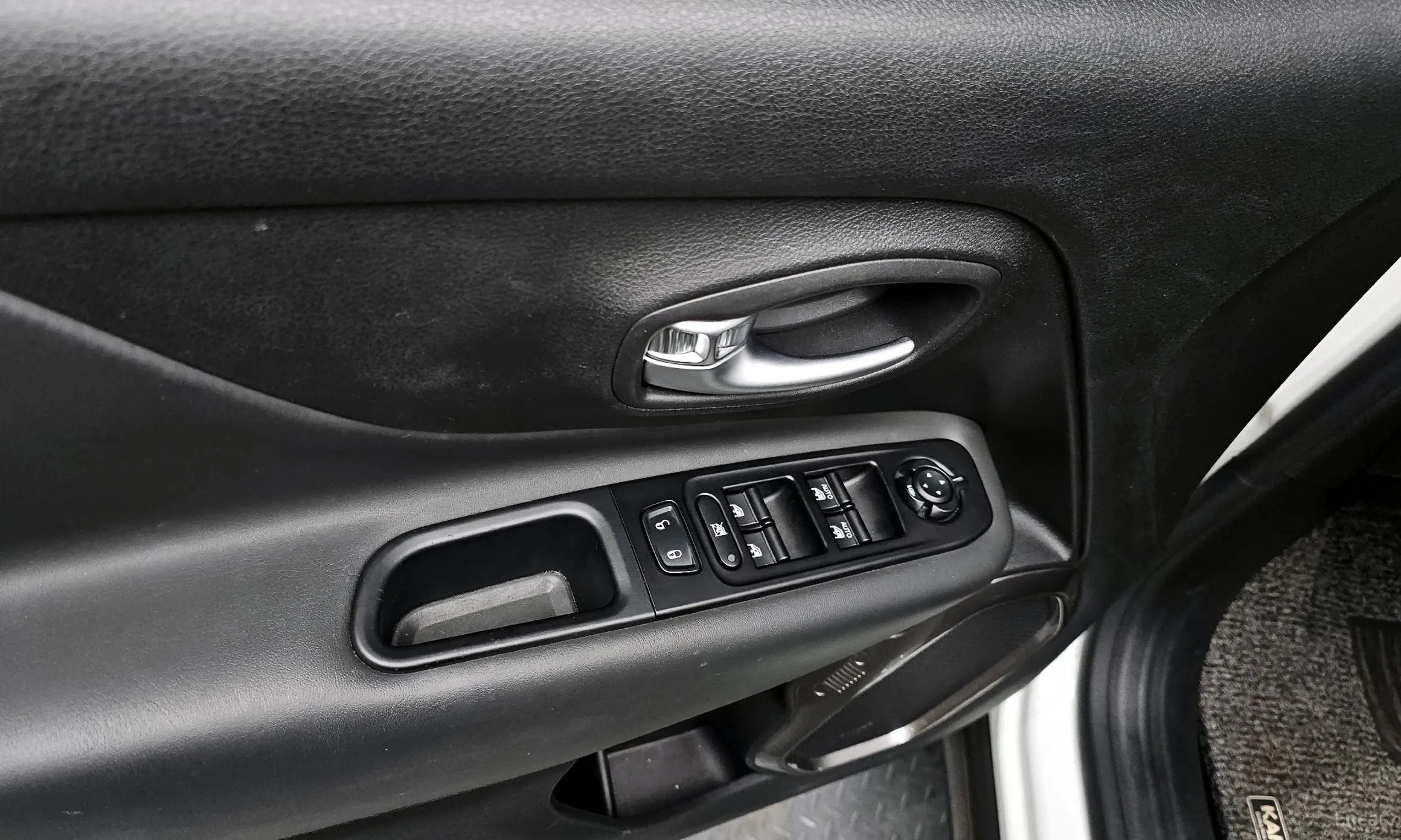 Jeep Renegade превью 18