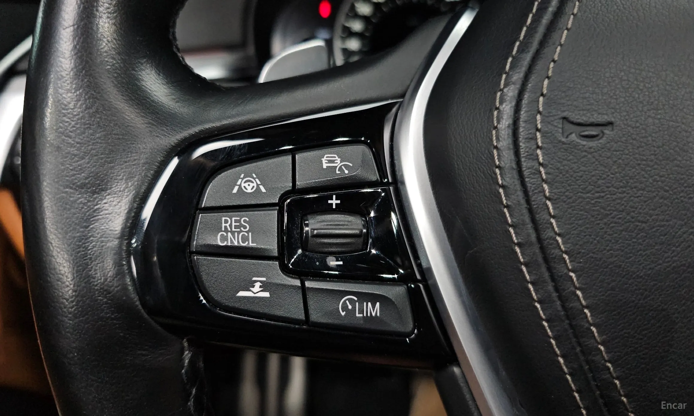 BMW 5 Series (G30) превью 18