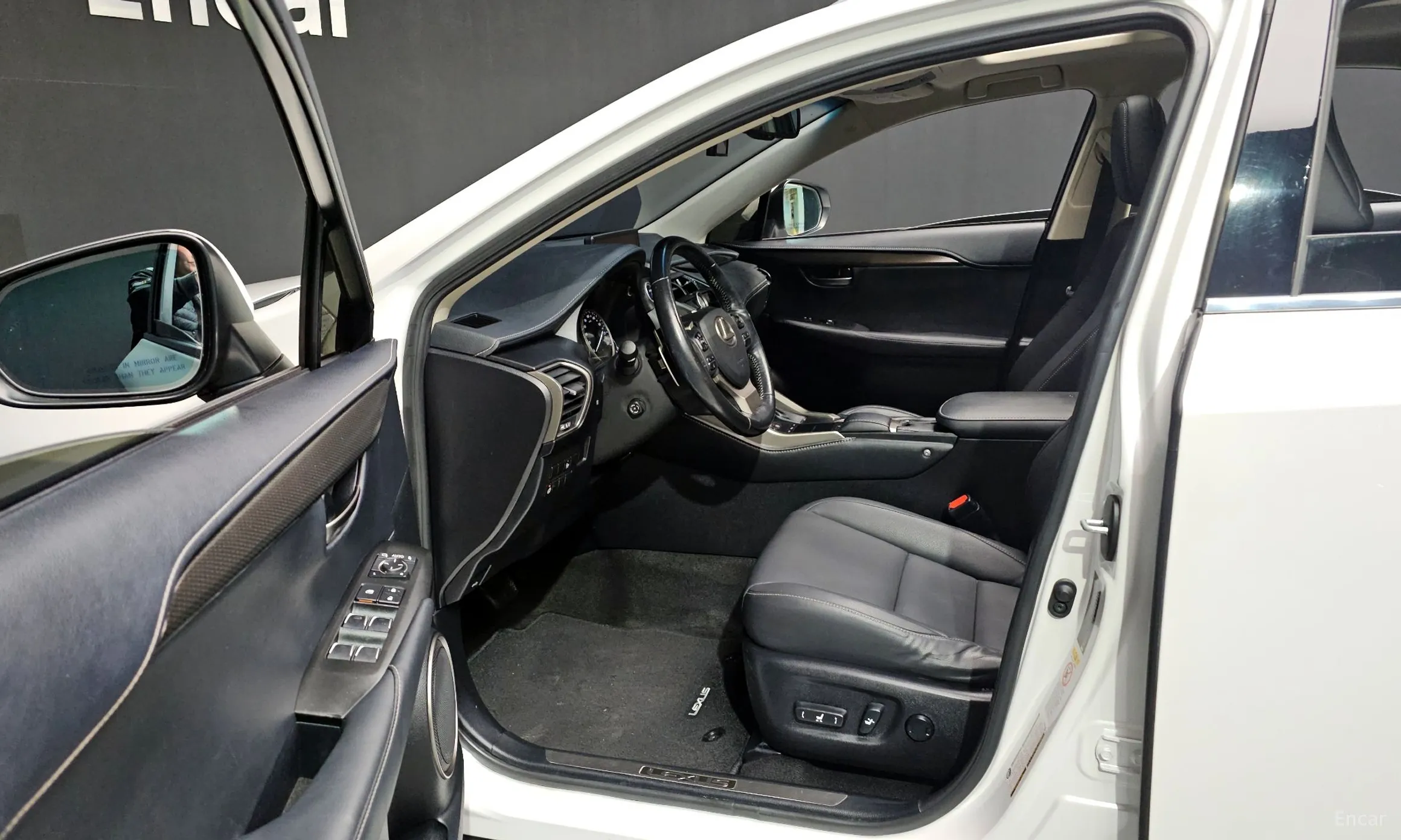 Lexus NX300h превью 10