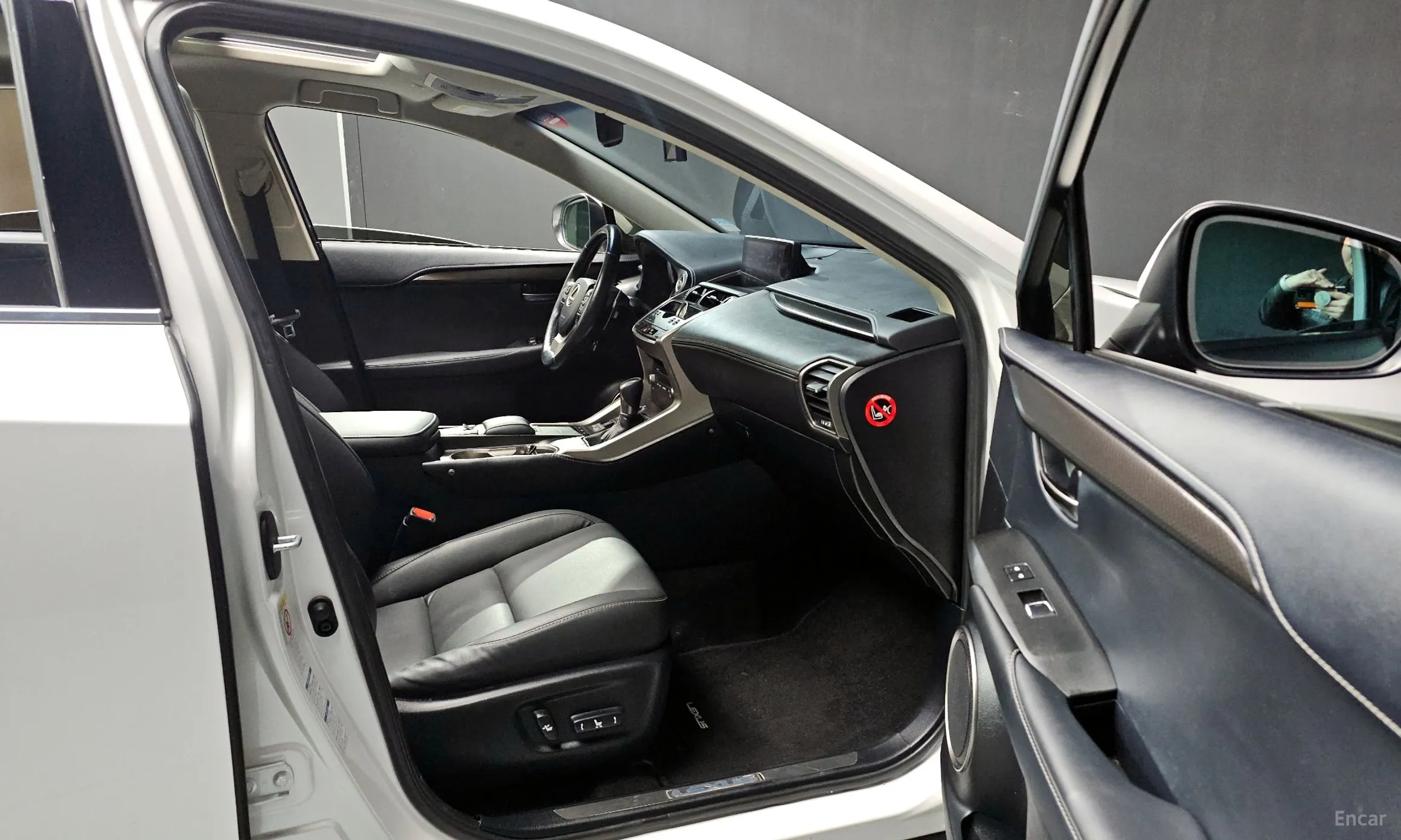 Lexus NX300h превью 17