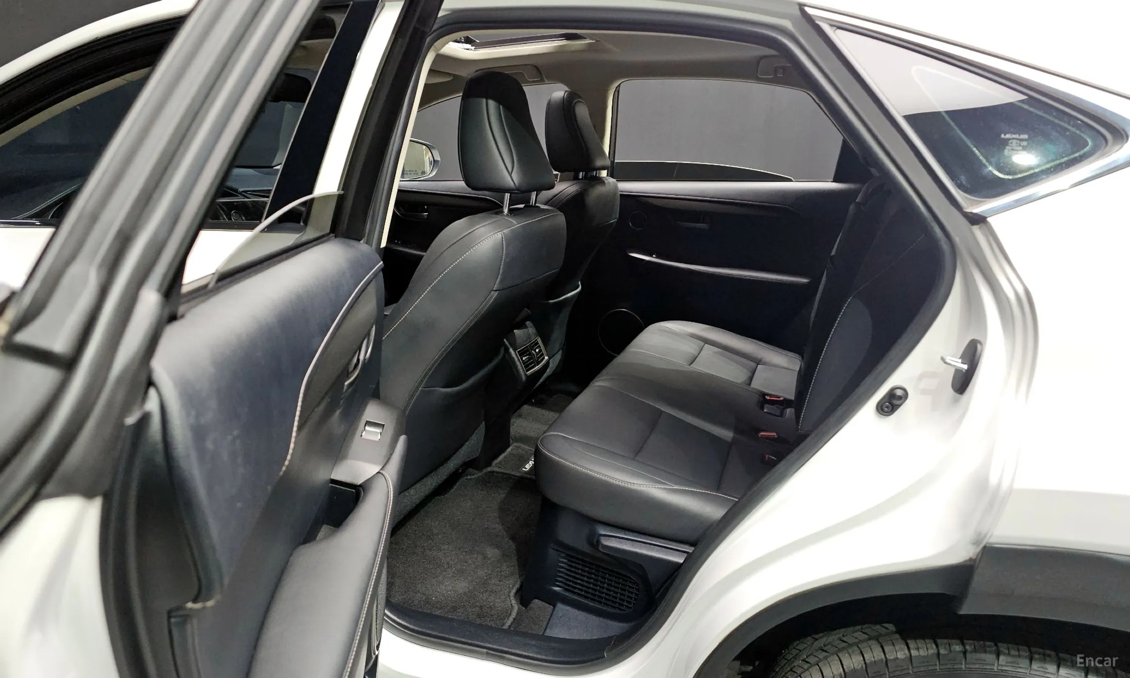 Lexus NX300h превью 18
