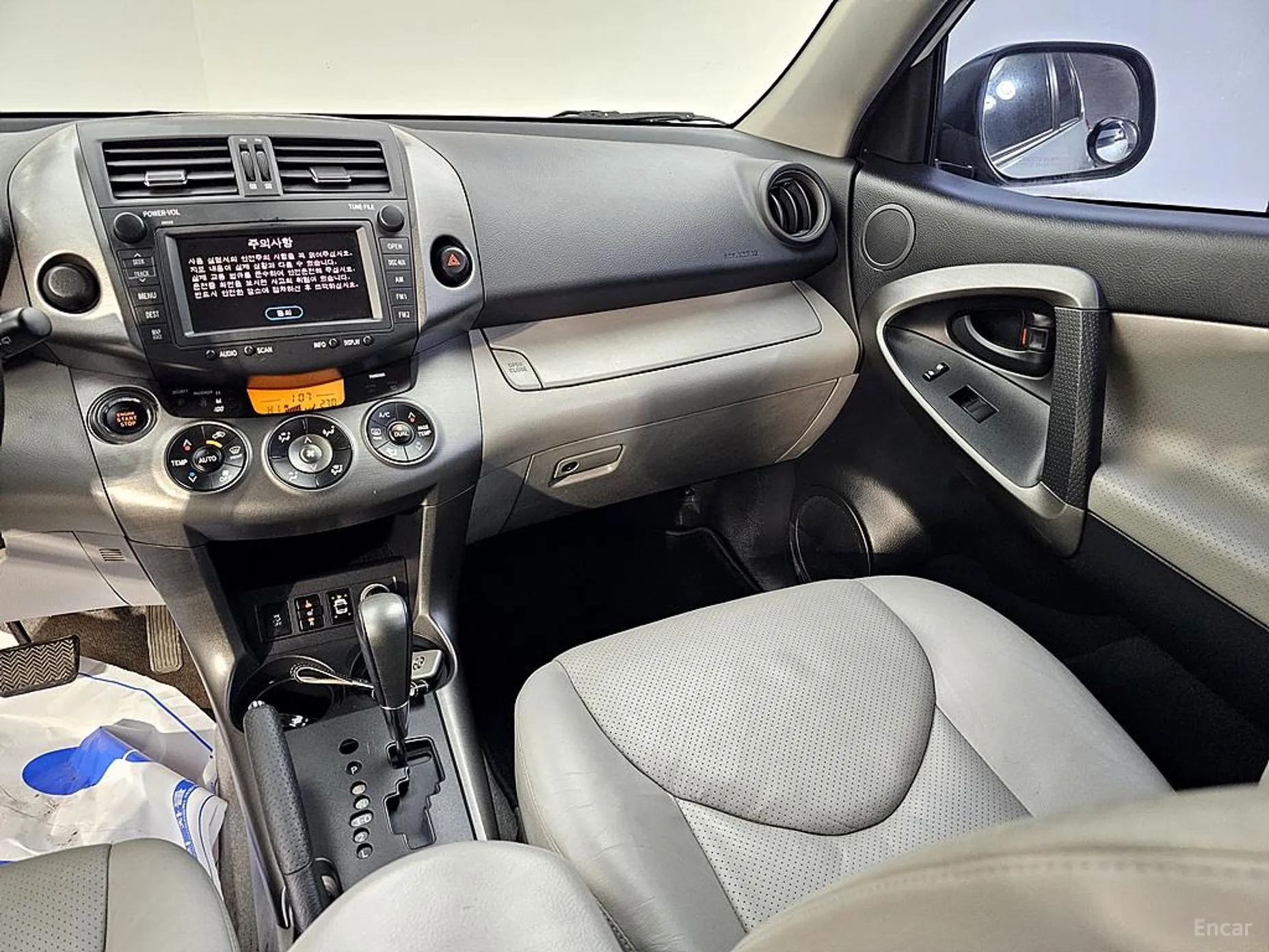 Toyota RAV4 превью 10