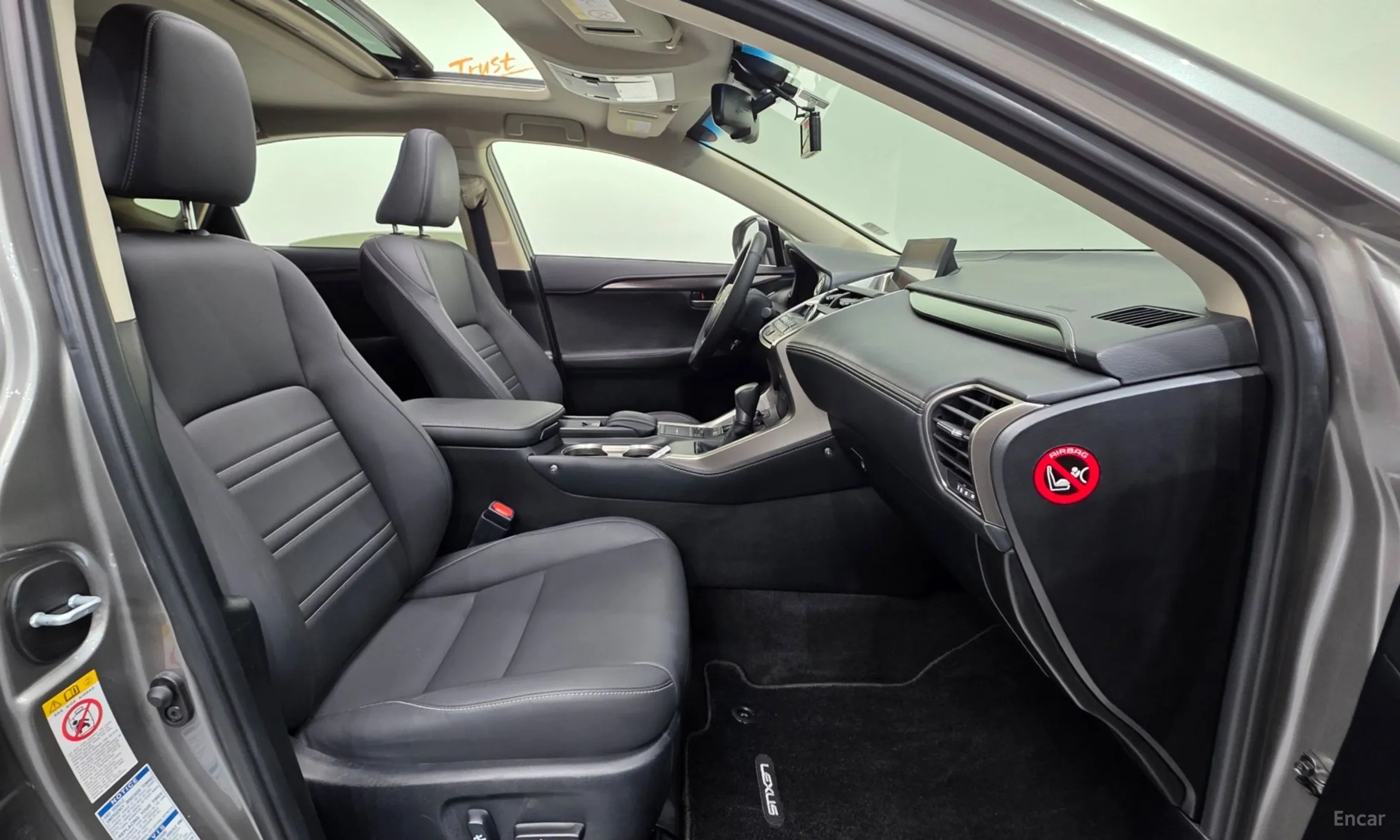Lexus NX300h превью 10