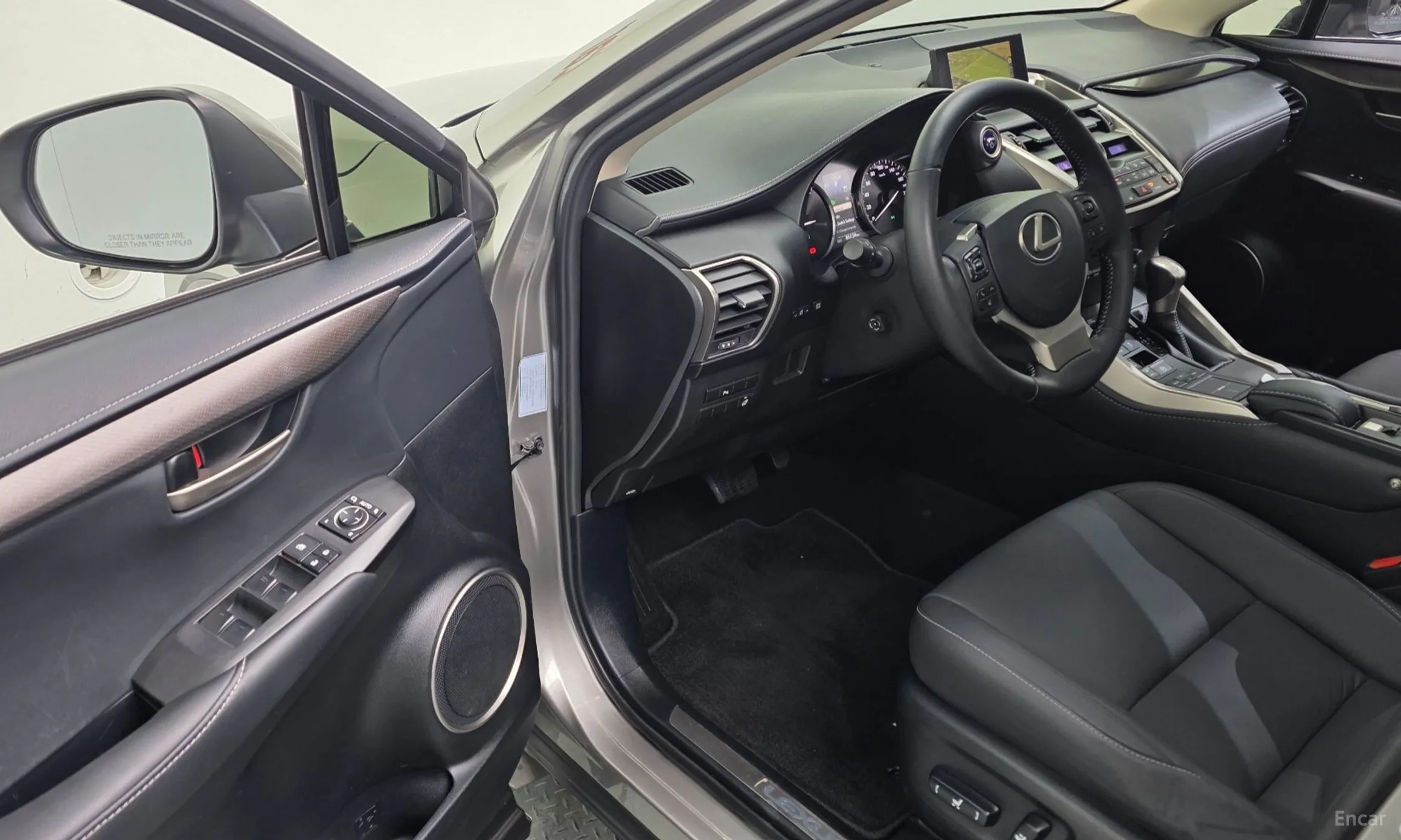 Lexus NX300h превью 12