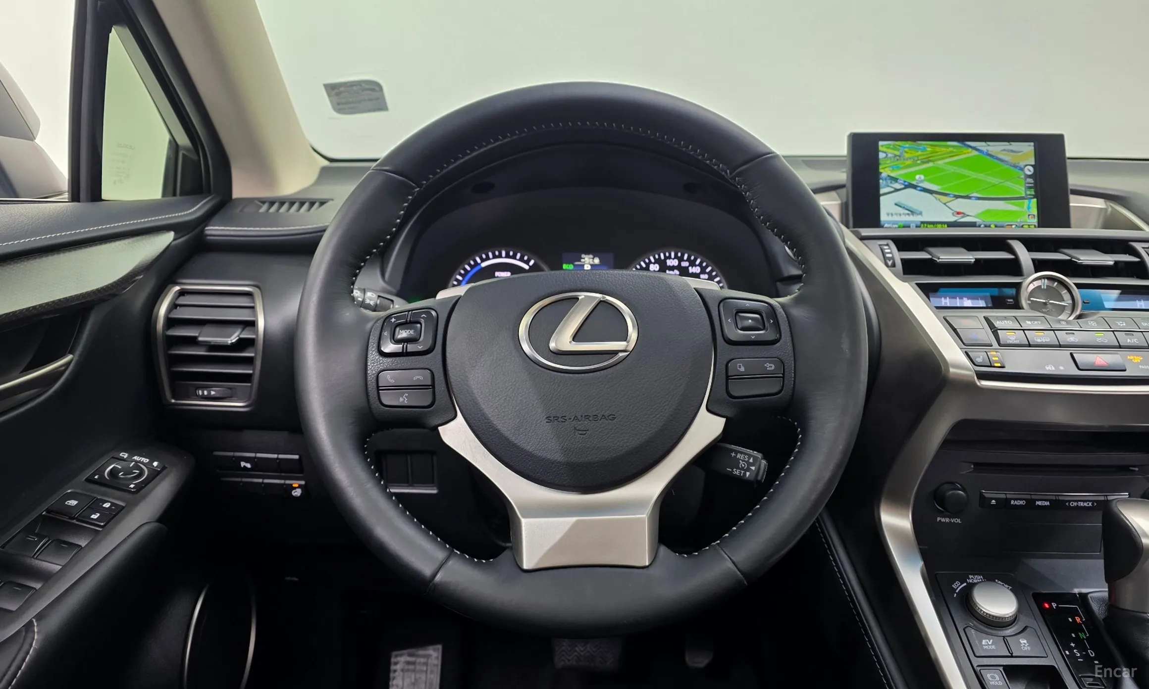 Lexus NX300h превью 15