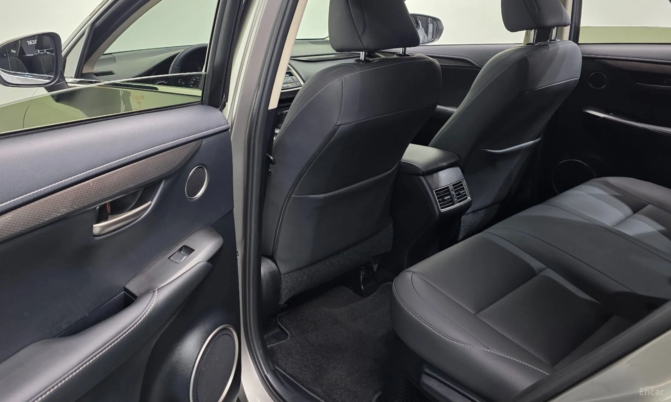 Lexus NX300h превью 18