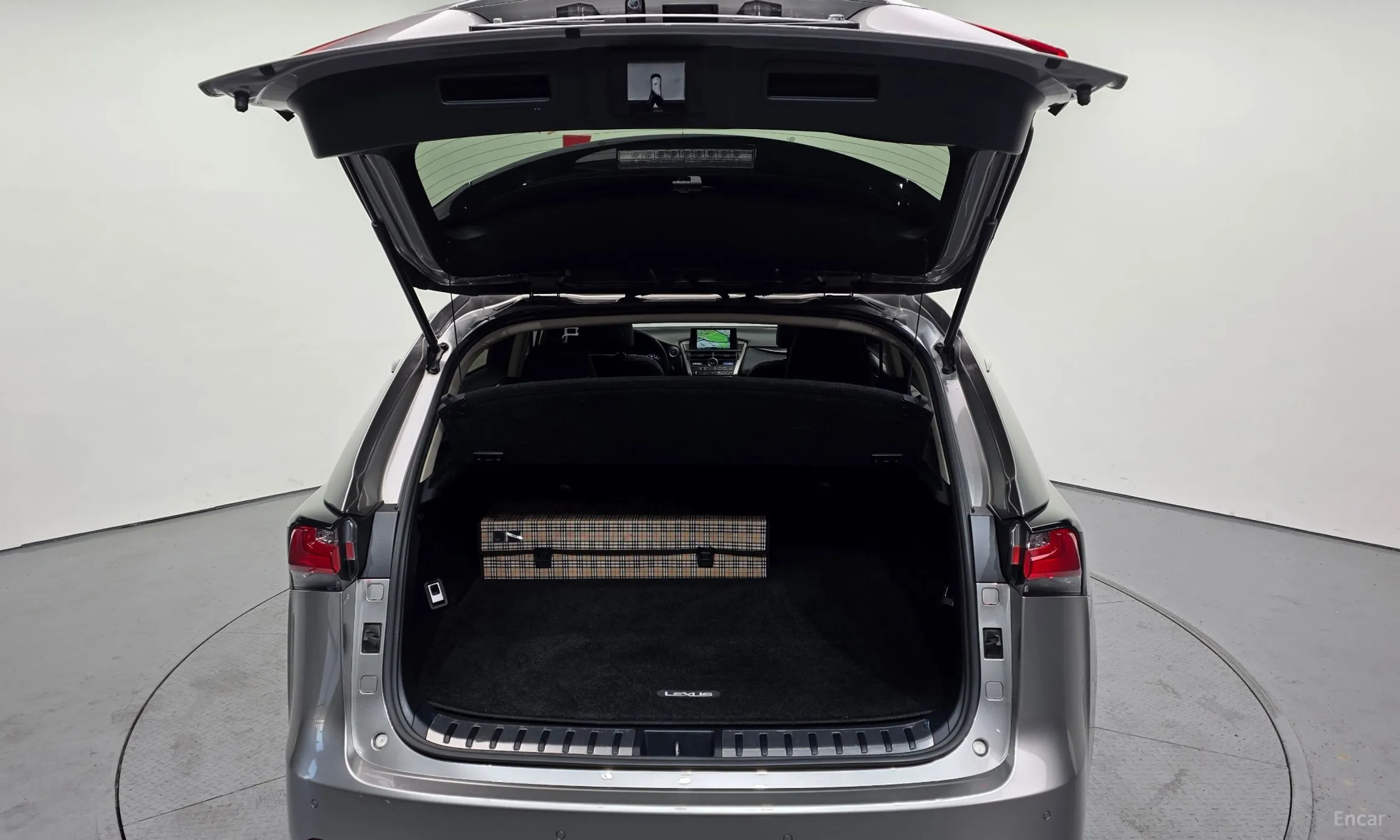 Lexus NX300h превью 20