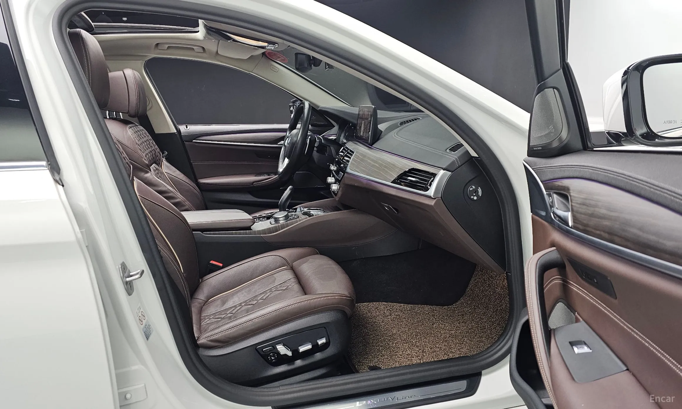 BMW 5 Series (G30) превью 10
