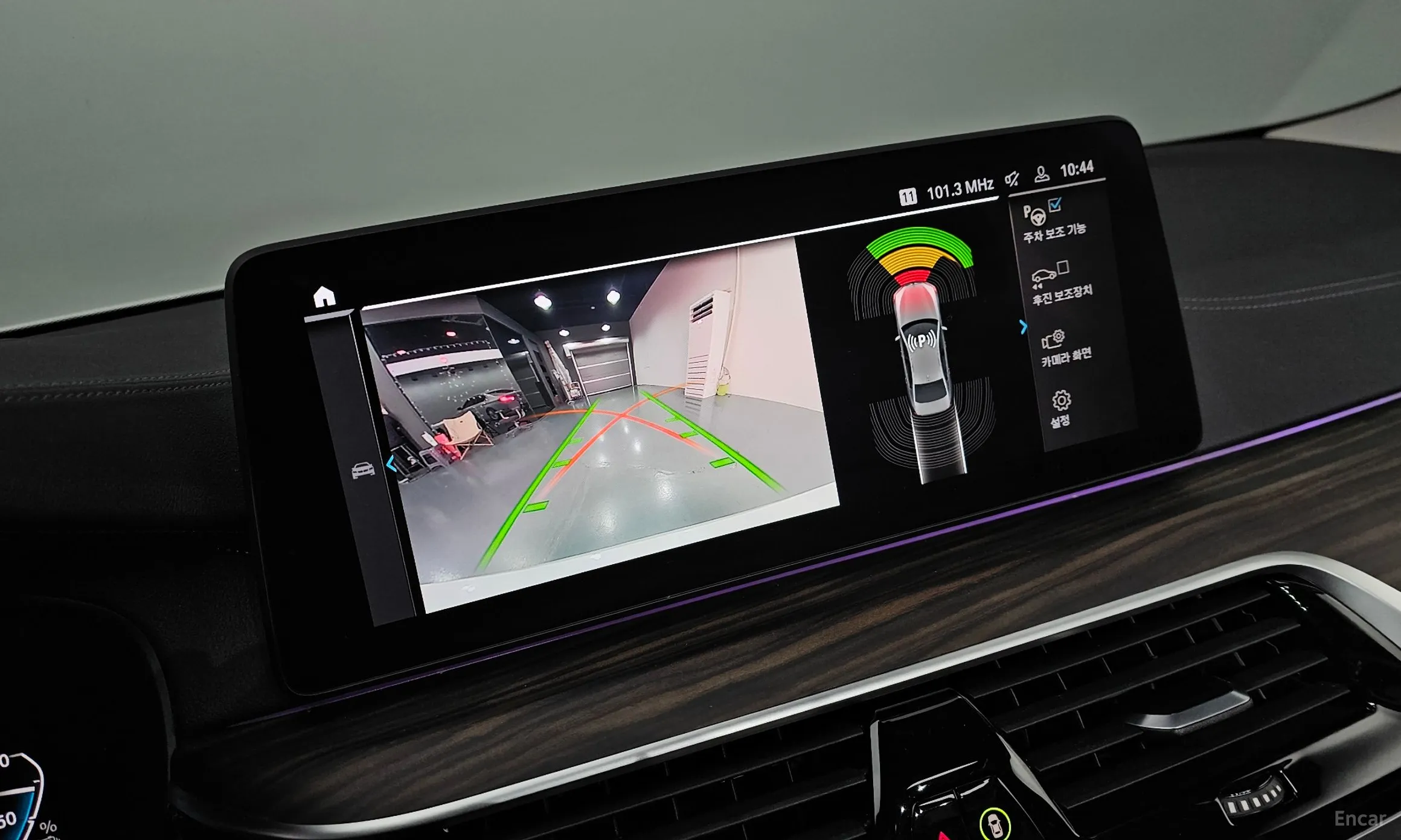 BMW 5 Series (G30) превью 15