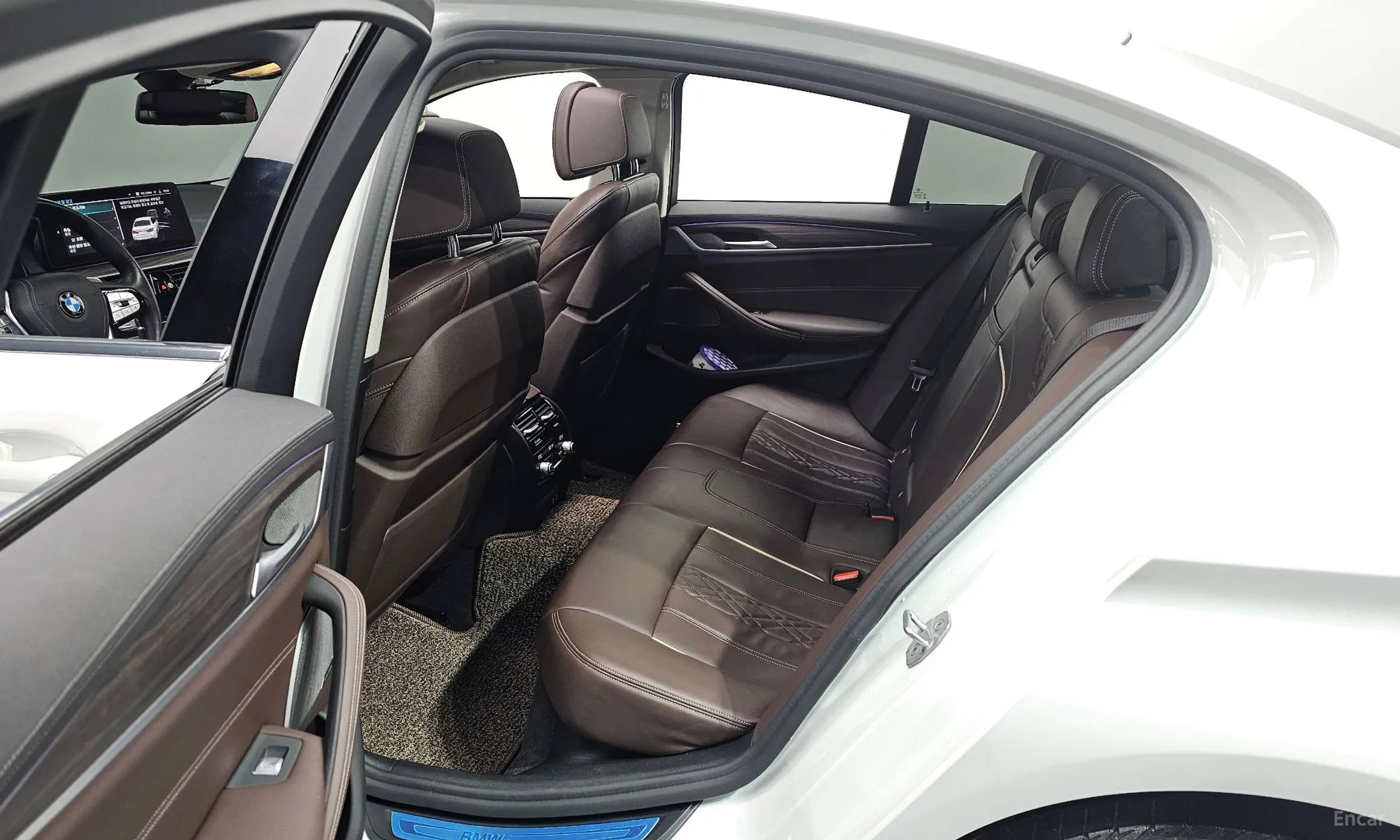 BMW 5 Series (G30) превью 16