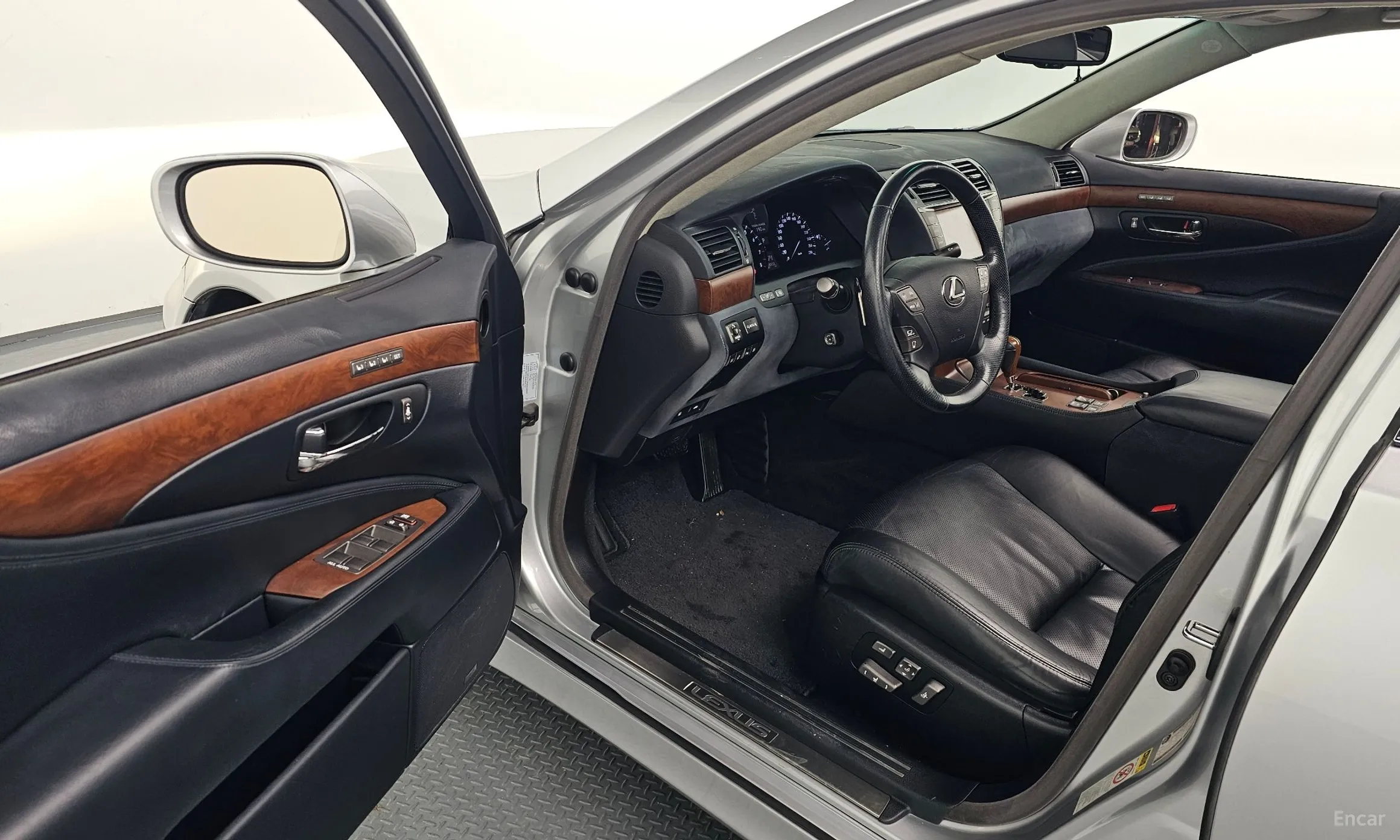 Lexus LS460 превью 11