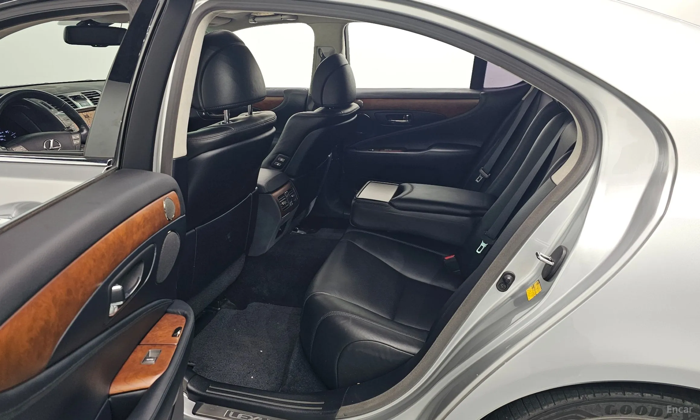 Lexus LS460 превью 12