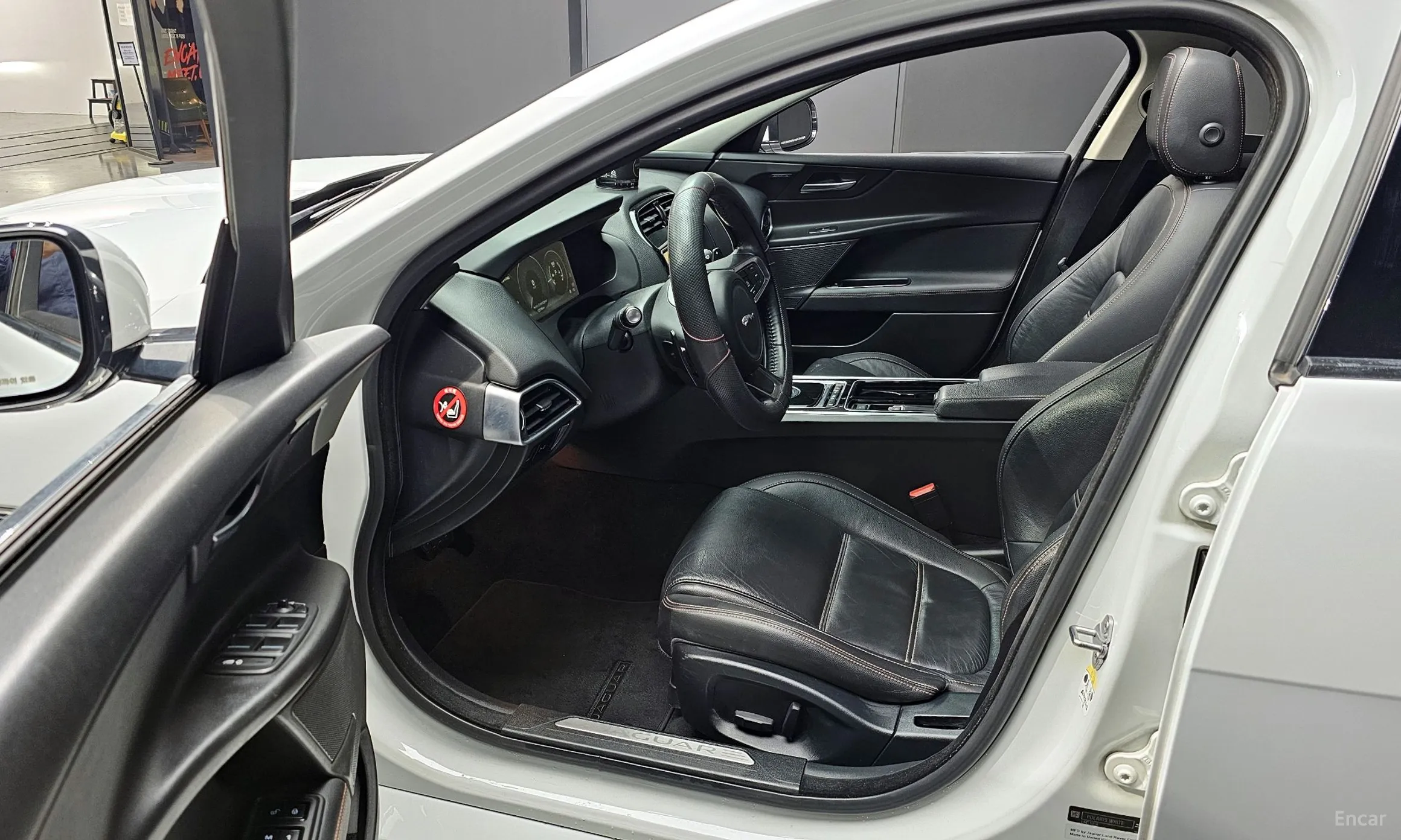 Jaguar XE превью 10