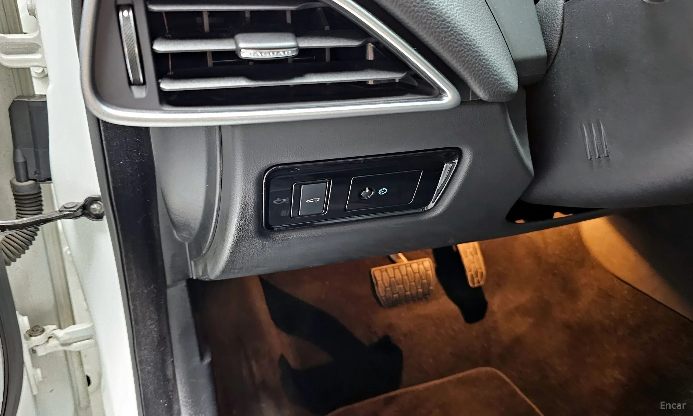 Jaguar XE превью 17