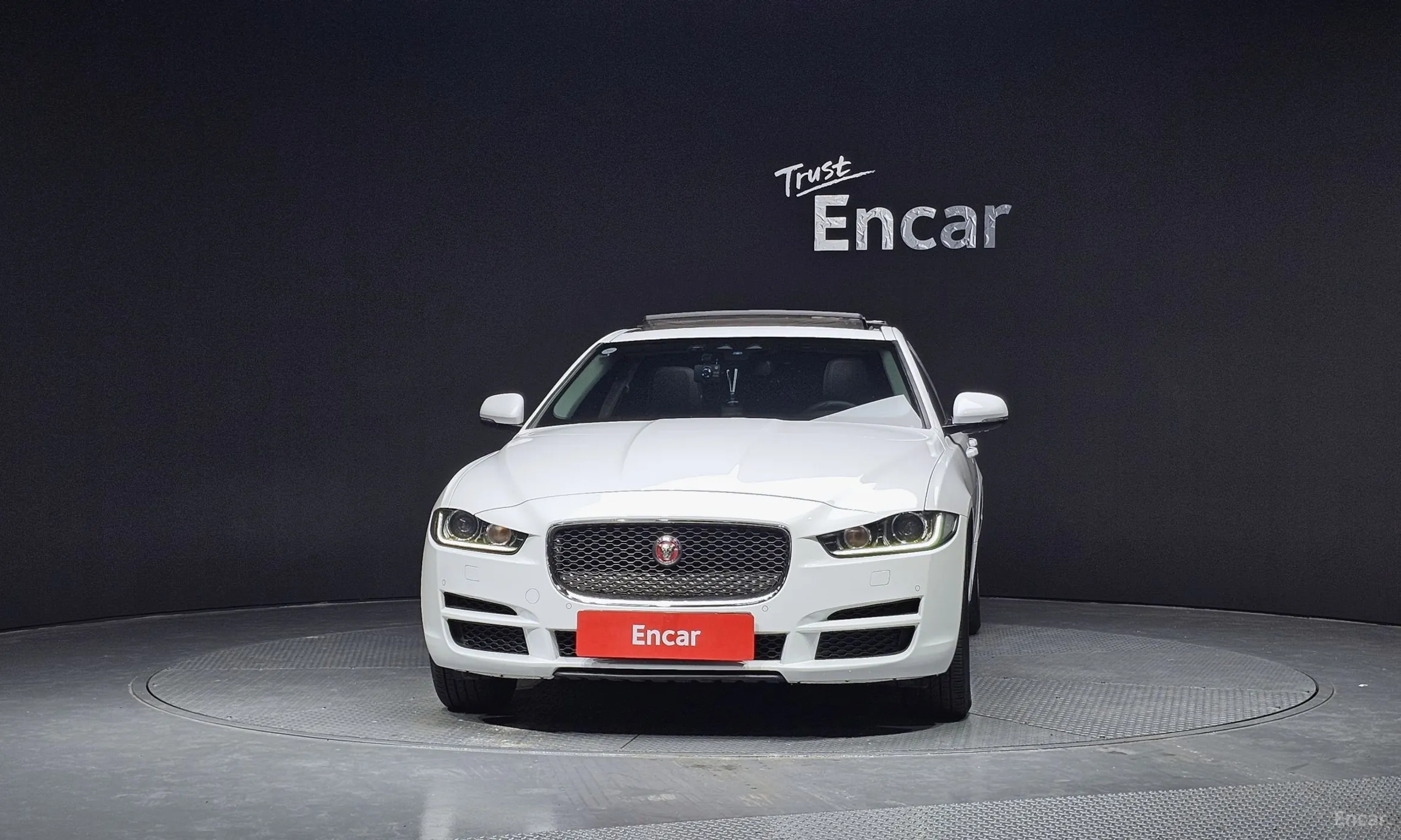 Jaguar XE превью 3