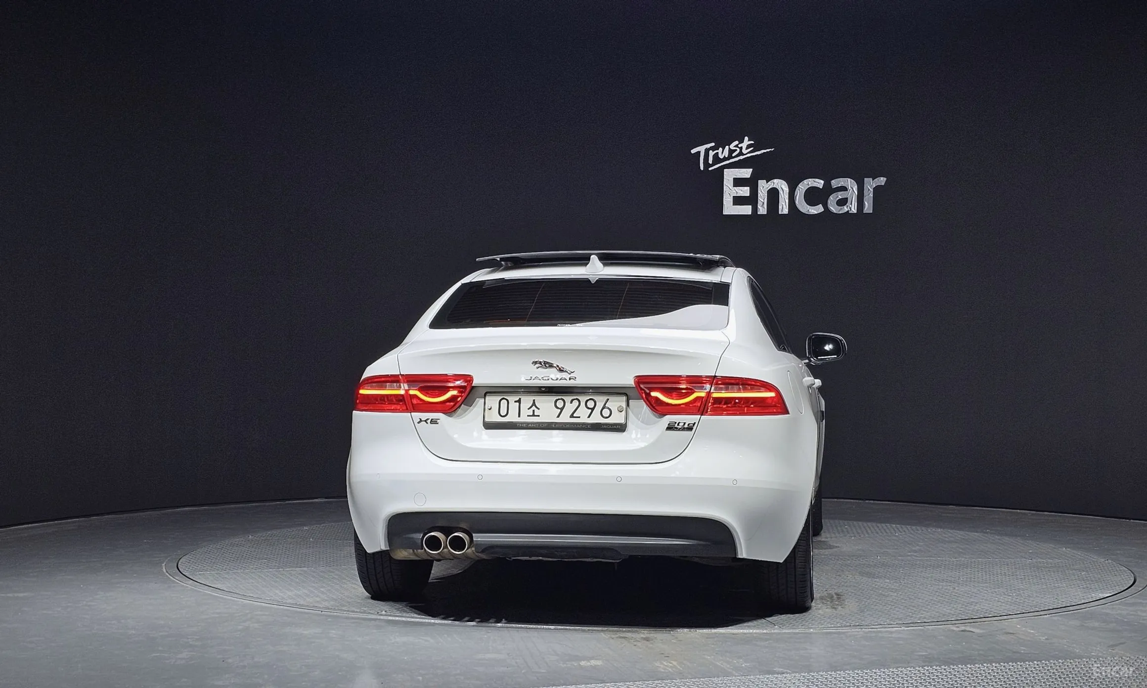 Jaguar XE превью 4
