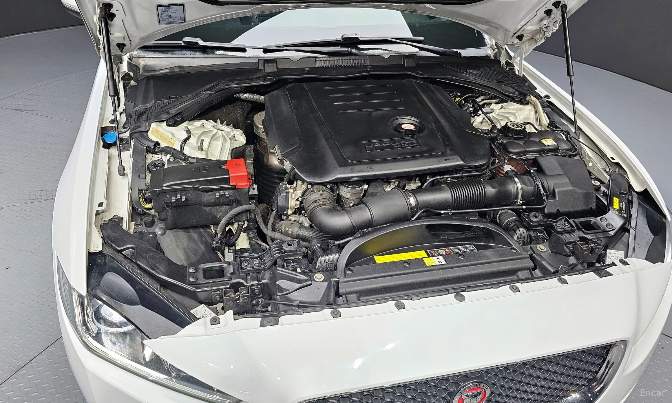Jaguar XE превью 6