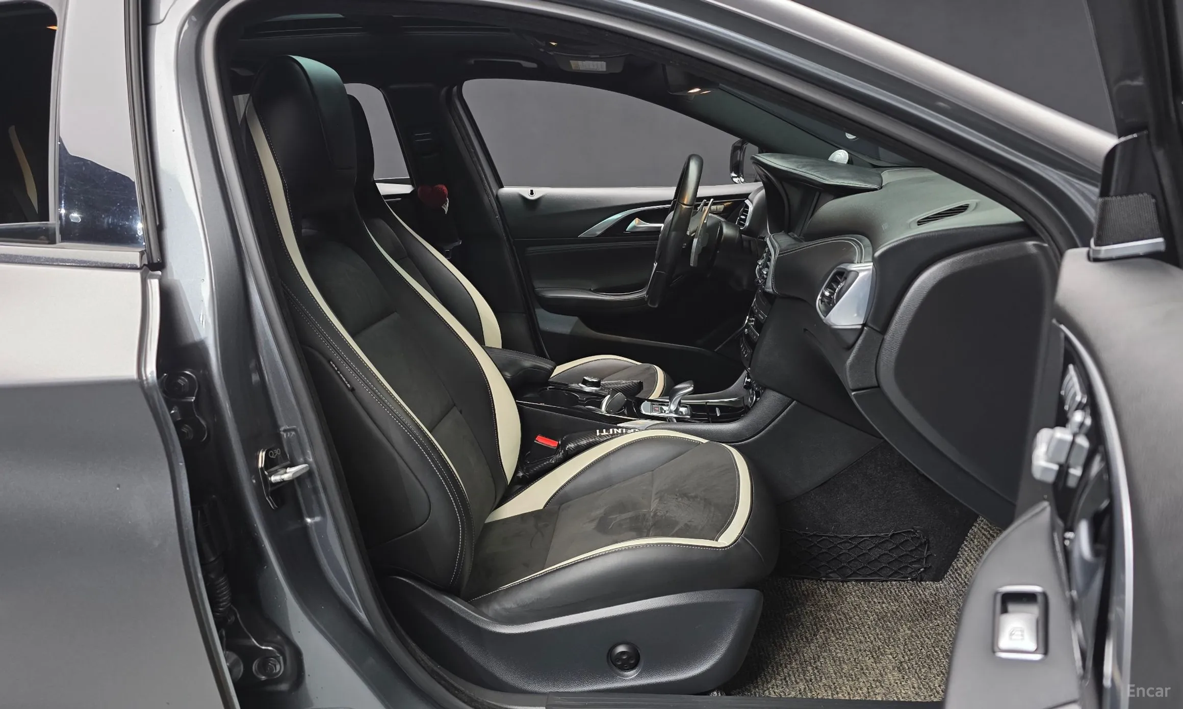 Infiniti Q30 превью 11