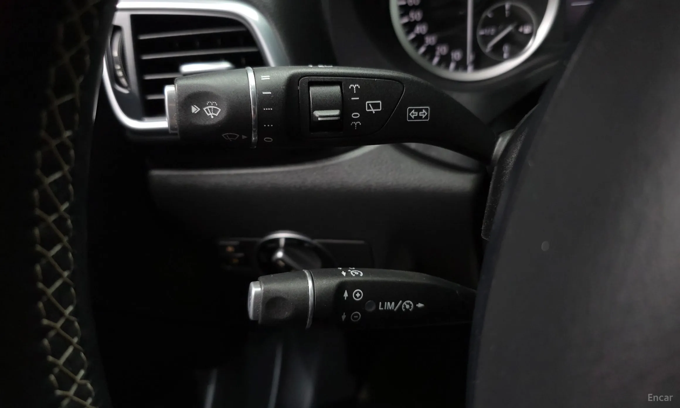 Infiniti Q30 превью 18