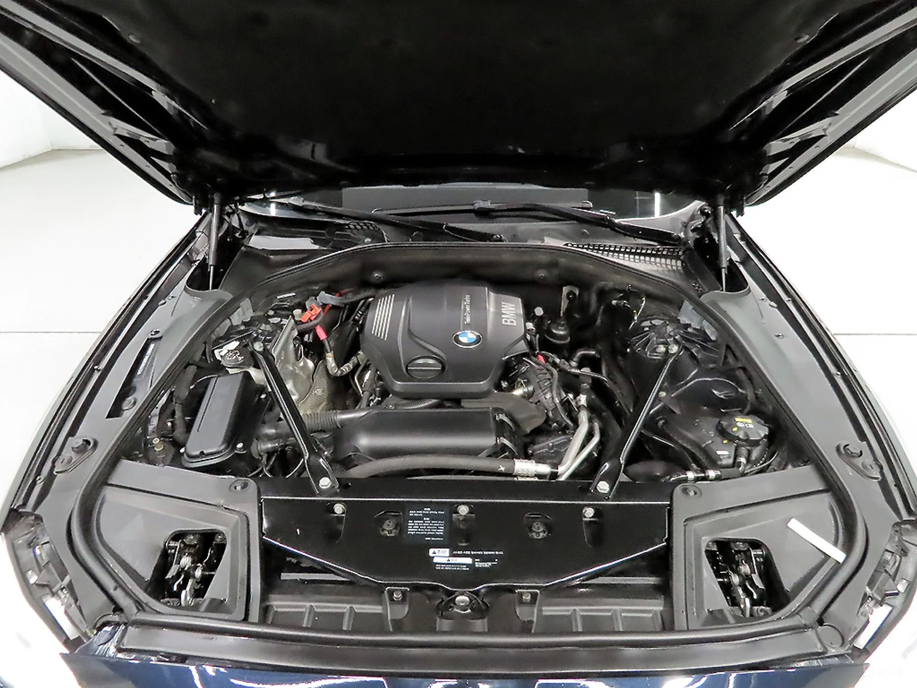 BMW 5 Series (F10) превью 19
