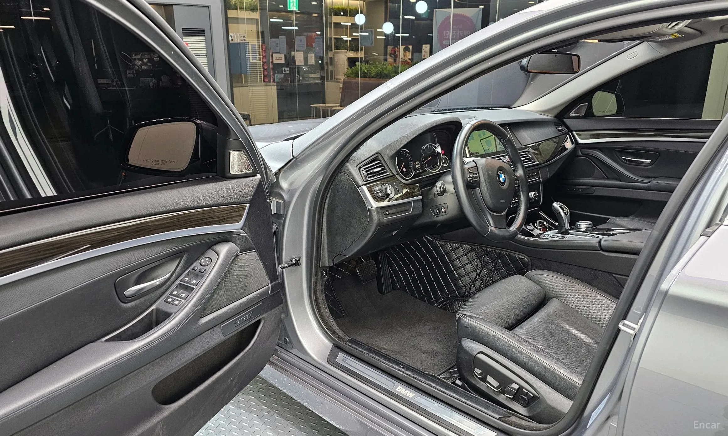 BMW 5 Series (F10) превью 11