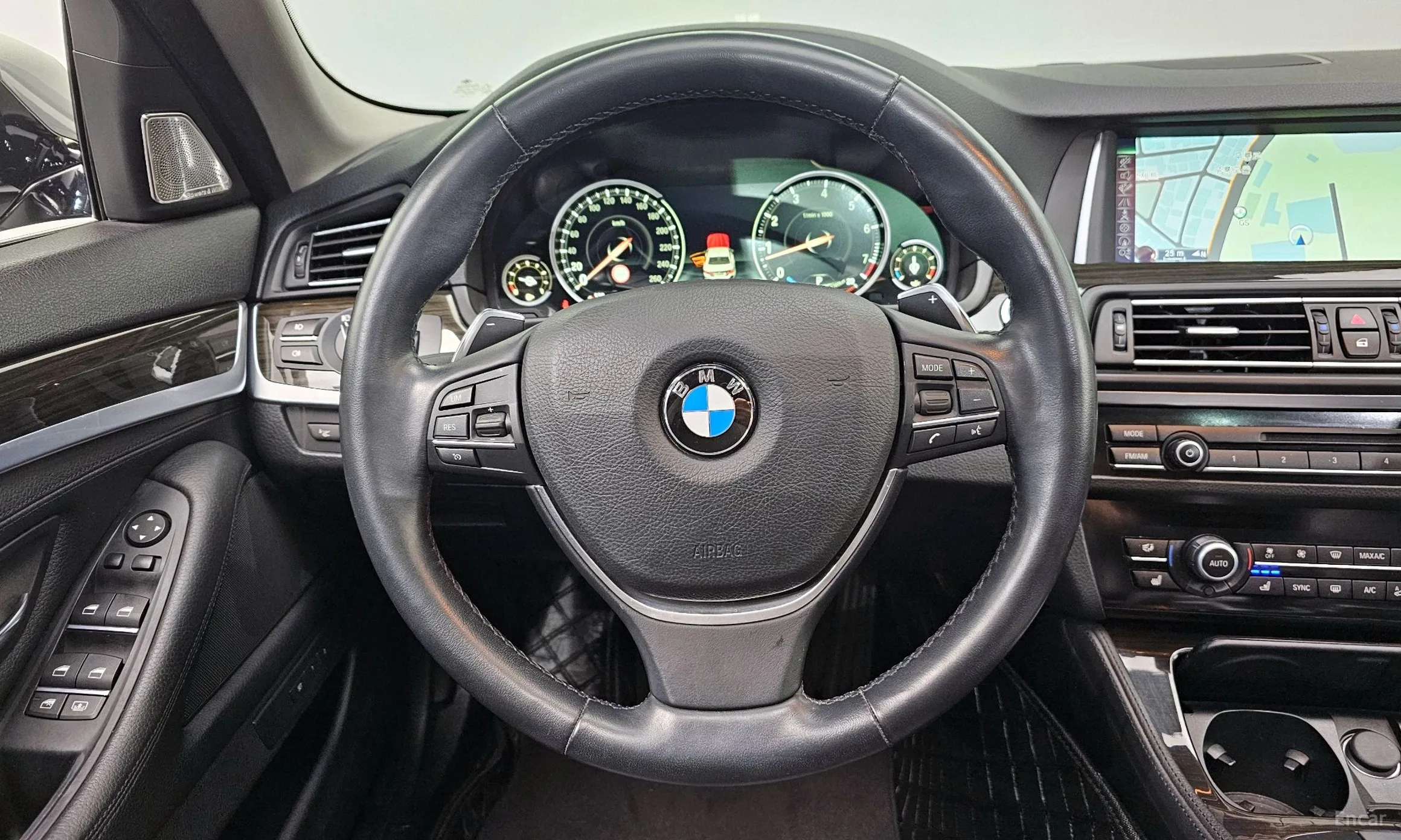 BMW 5 Series (F10) превью 13